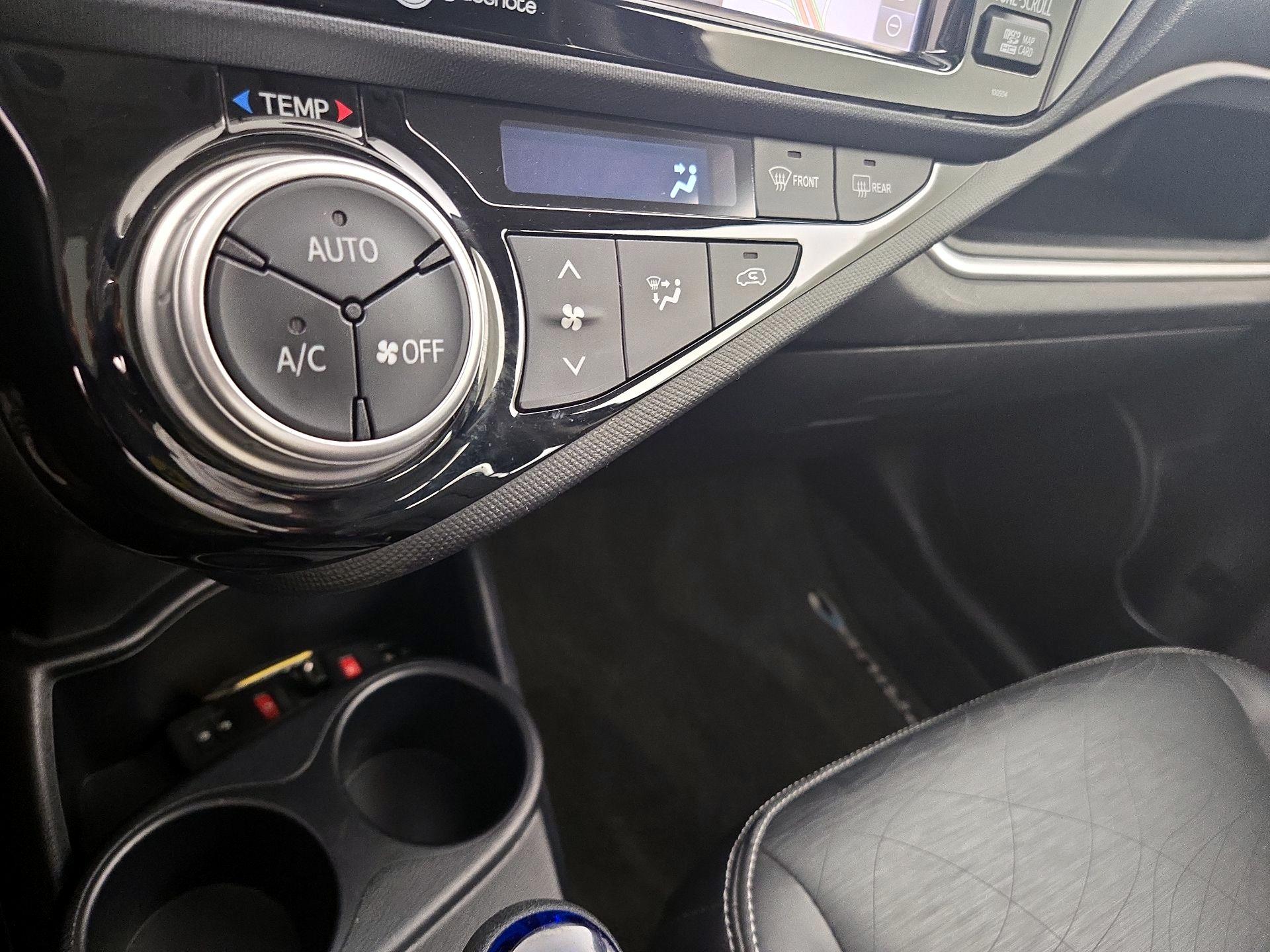 Thumbnail: 2015 Toyota Prius c - 17