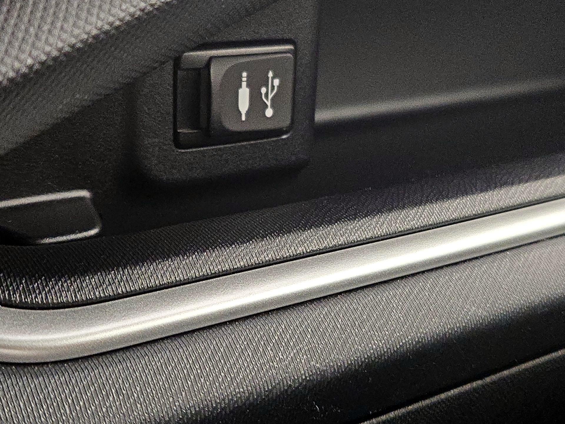Thumbnail: 2015 Toyota Prius c - 19