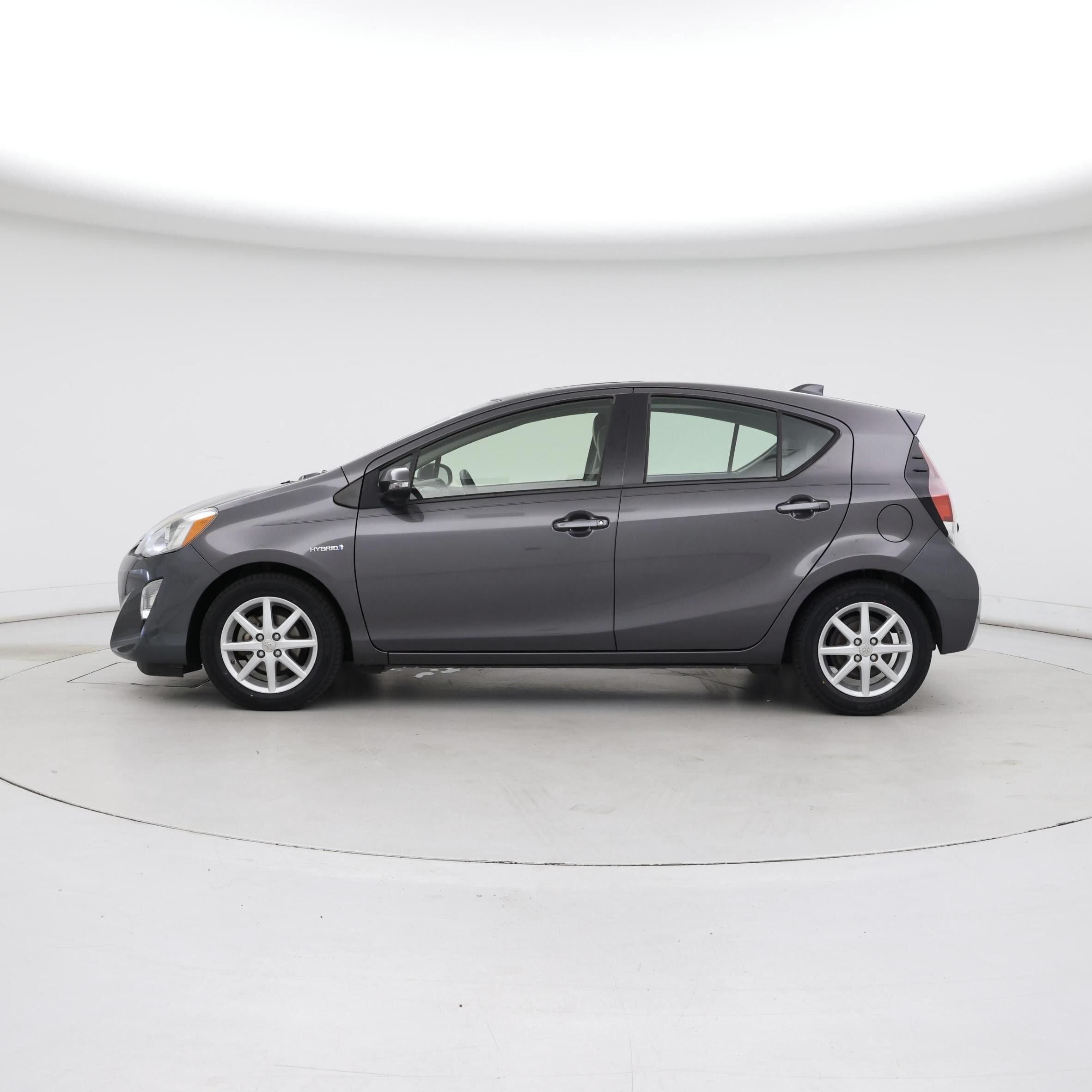 Thumbnail: 2015 Toyota Prius c - 3