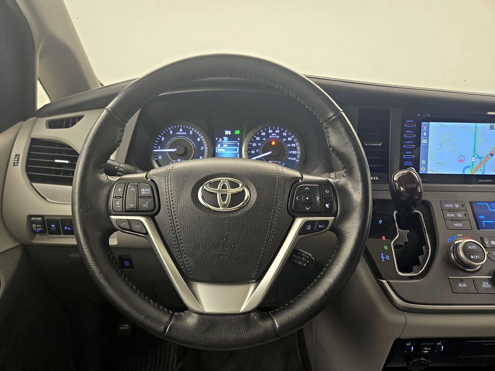 Thumbnail: 2020 Toyota Sienna - 10