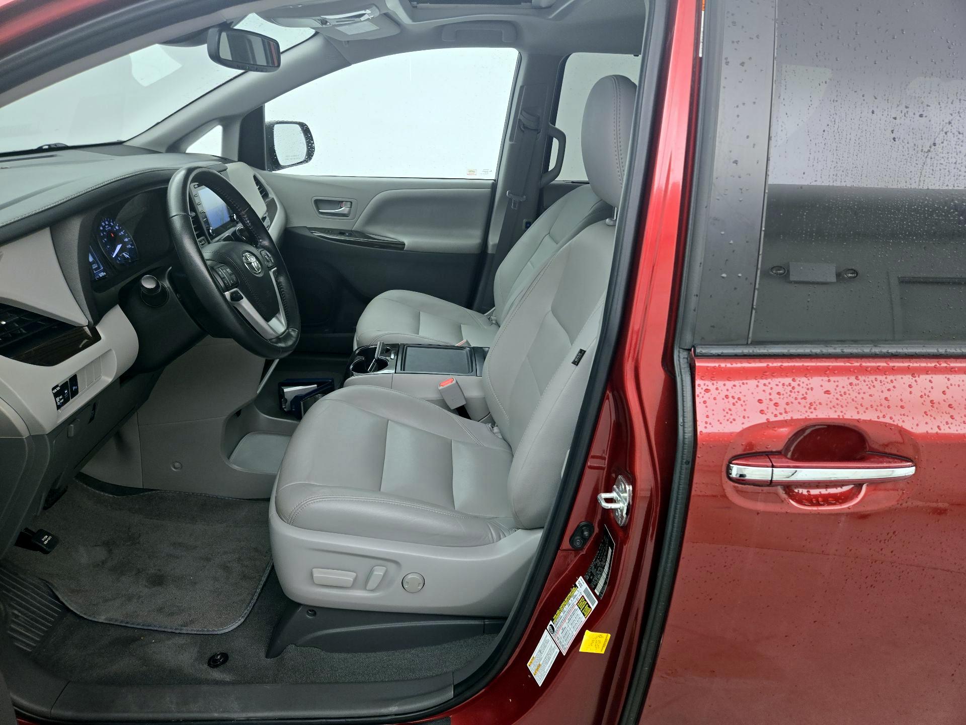 Thumbnail: 2020 Toyota Sienna - 11