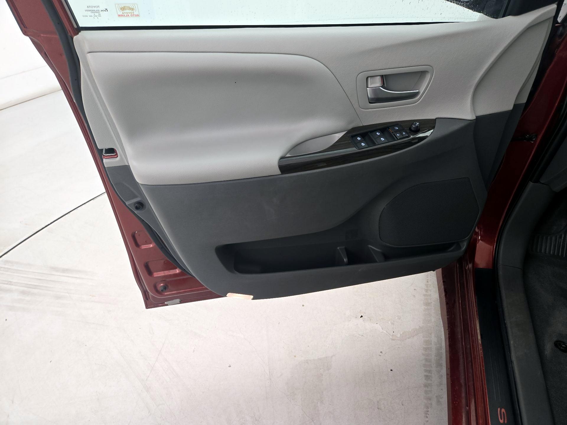 Thumbnail: 2020 Toyota Sienna - 12