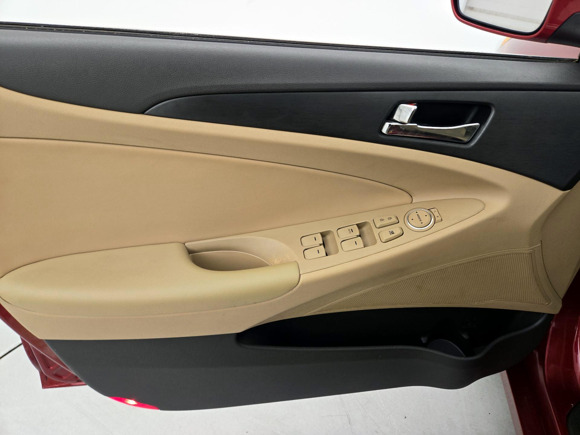 Thumbnail: 2013 Hyundai Sonata - 12