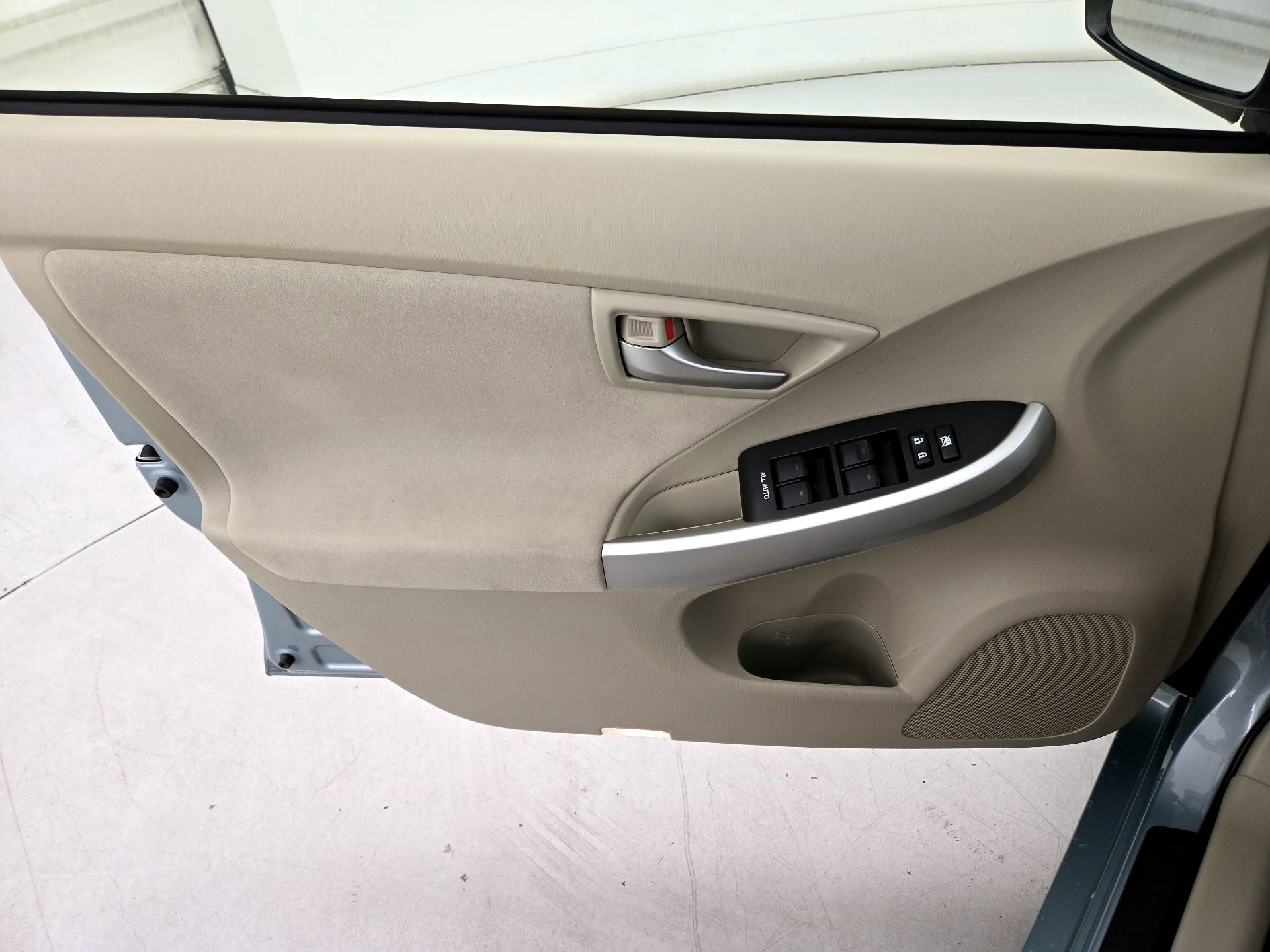 Thumbnail: 2015 Toyota Prius - 12