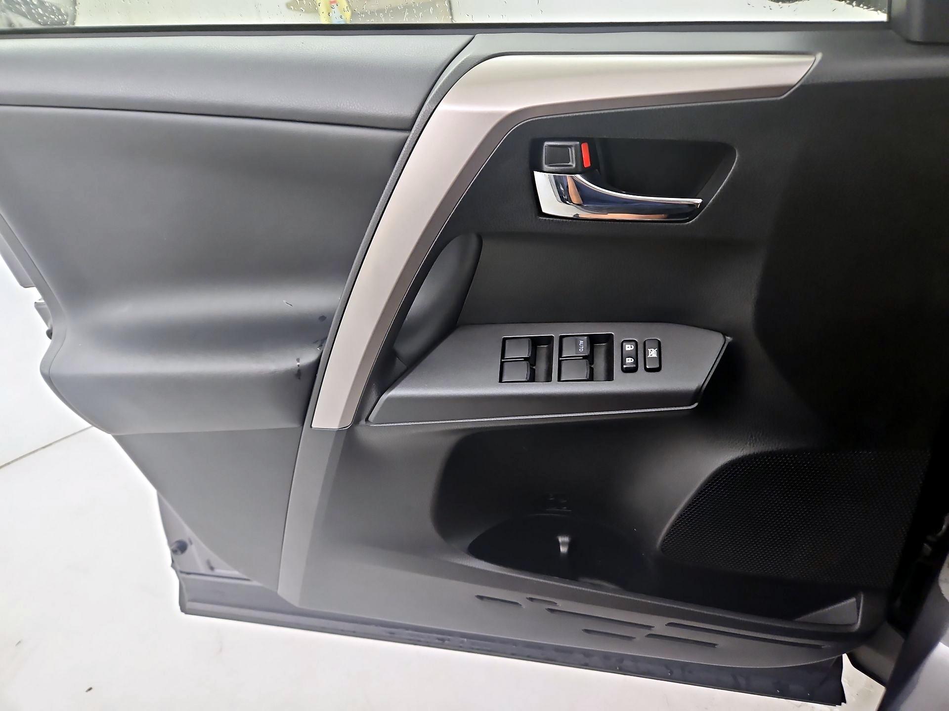 Thumbnail: 2018 Toyota RAV4 - 12
