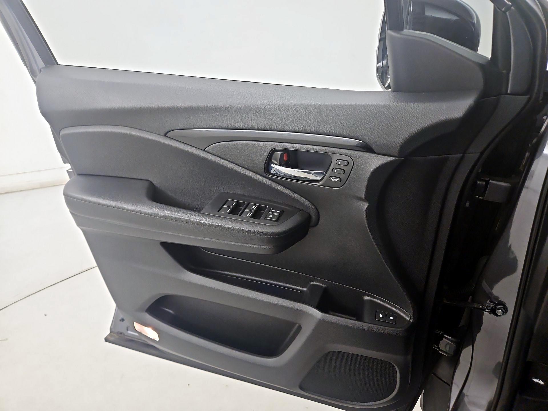 Thumbnail: 2017 Honda Pilot - 12