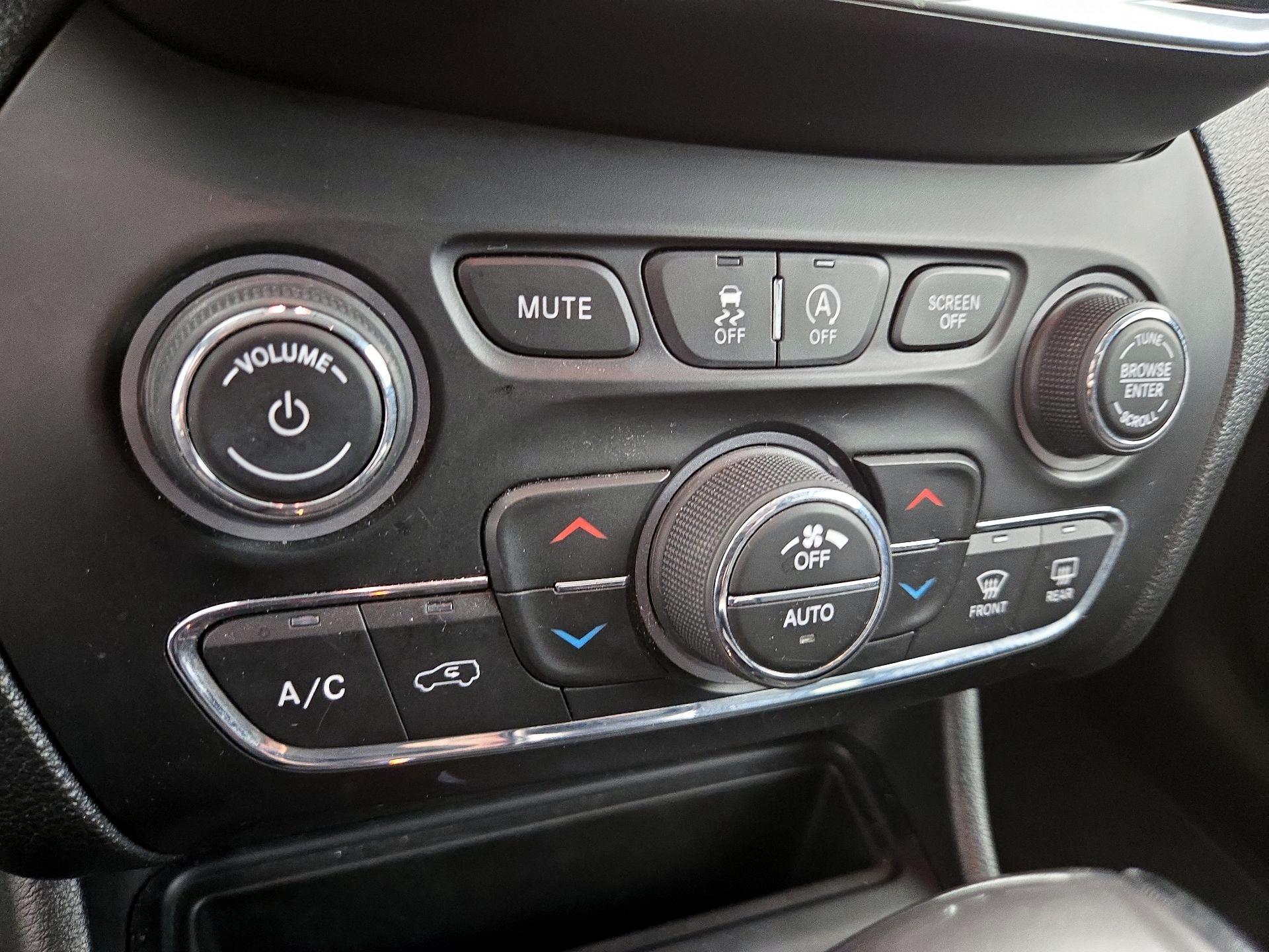 Thumbnail: 2022 Jeep Cherokee - 16