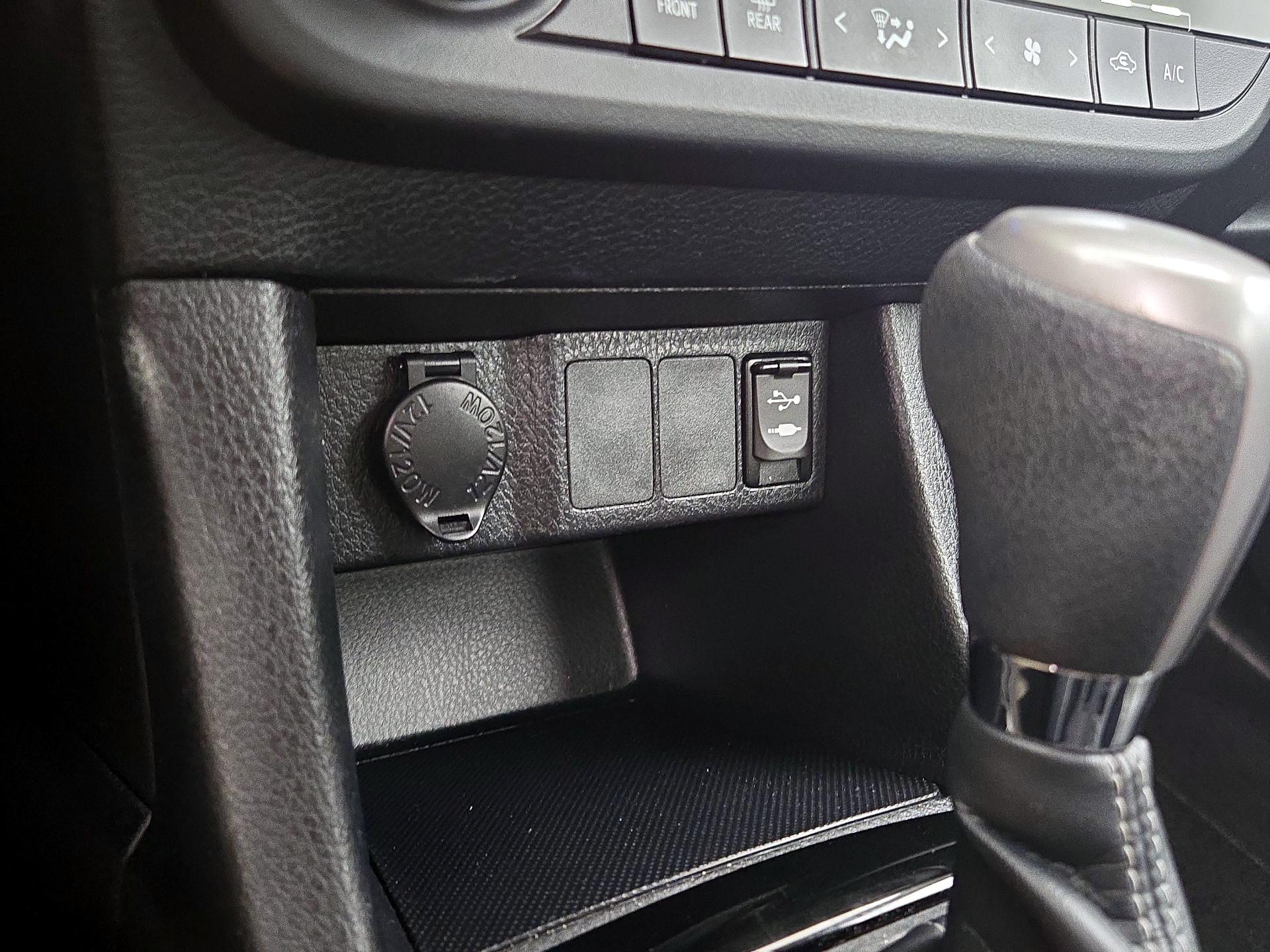 Thumbnail: 2015 Toyota Corolla - 18