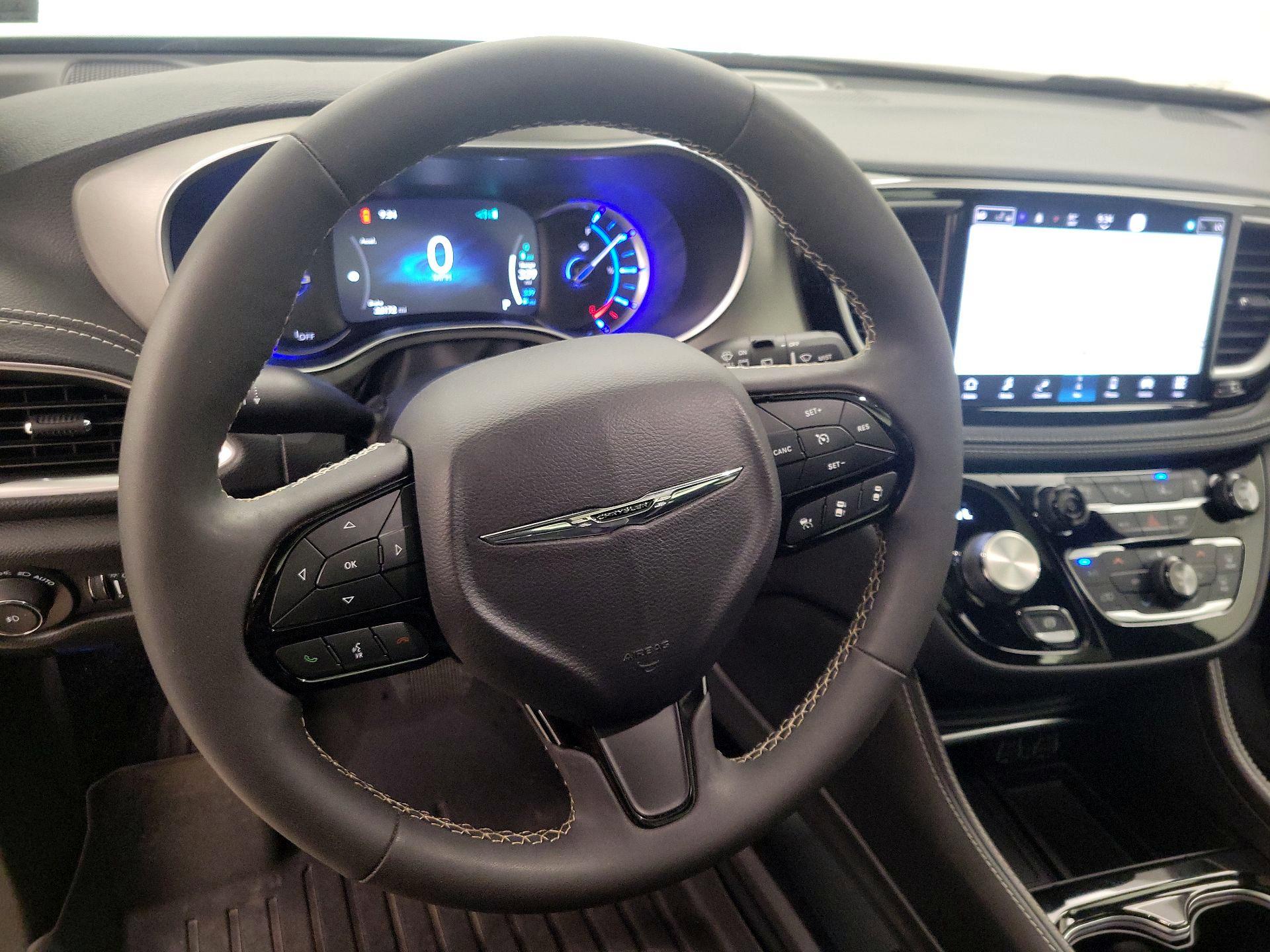 Thumbnail: 2023 Chrysler Pacifica - 10
