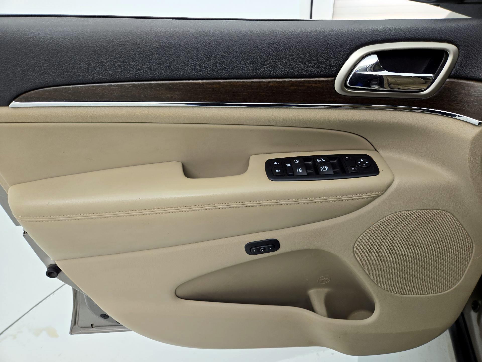 Thumbnail: 2016 Jeep Grand Cherokee - 12