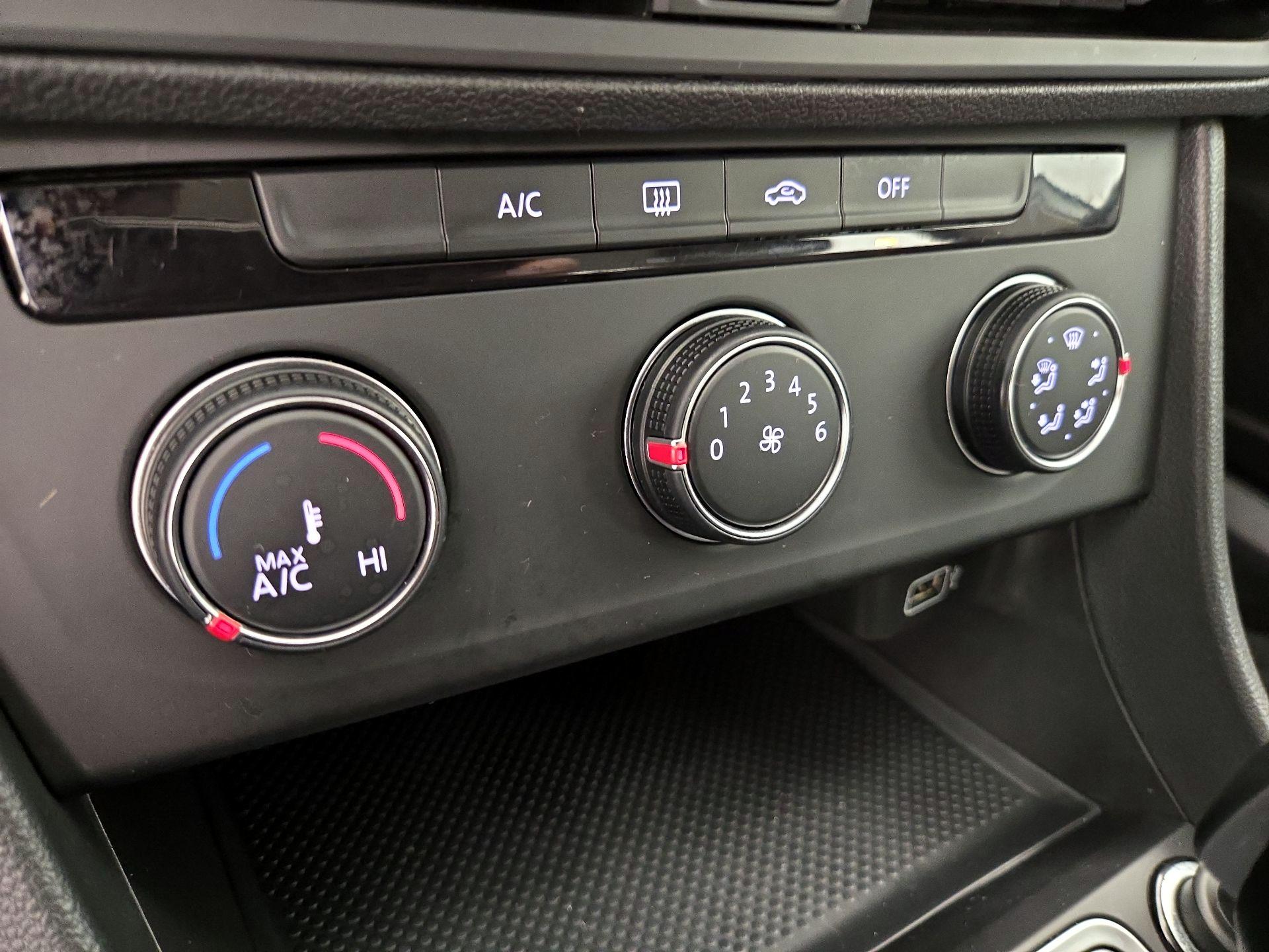 Thumbnail: 2019 Volkswagen Jetta - 16