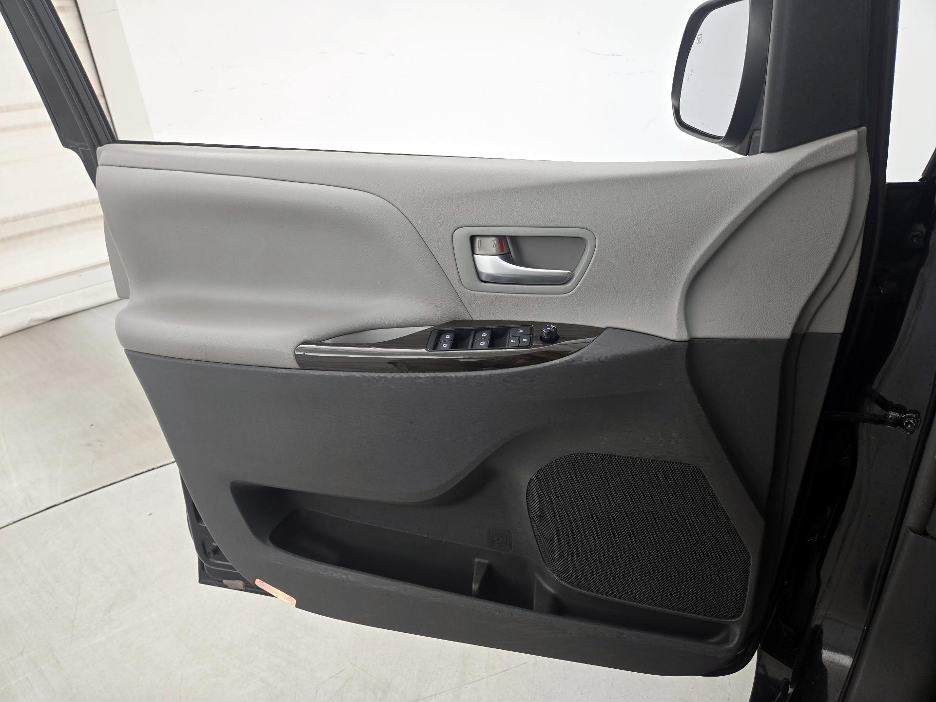 Thumbnail: 2015 Toyota Sienna - 12