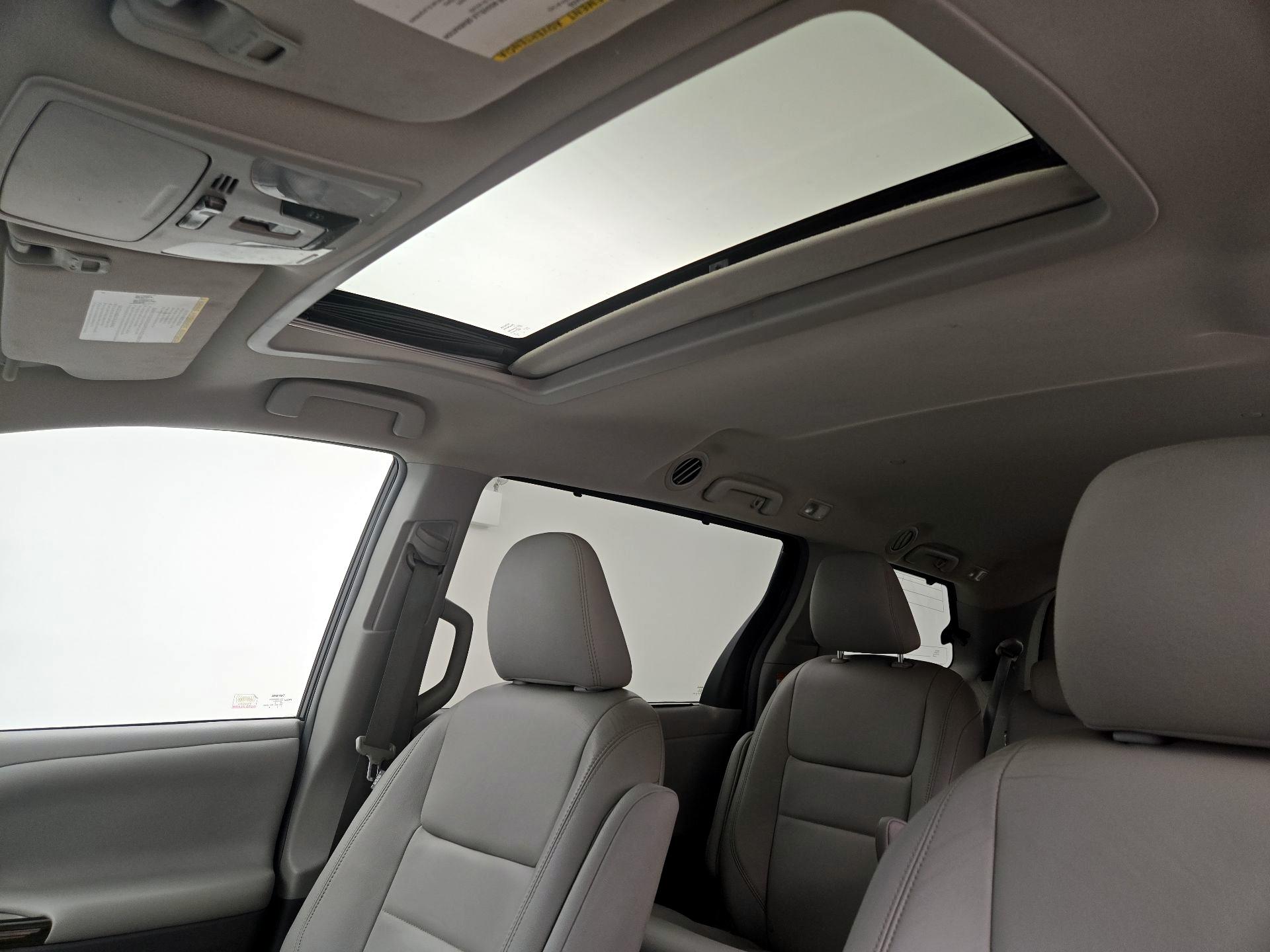 Thumbnail: 2015 Toyota Sienna - 20