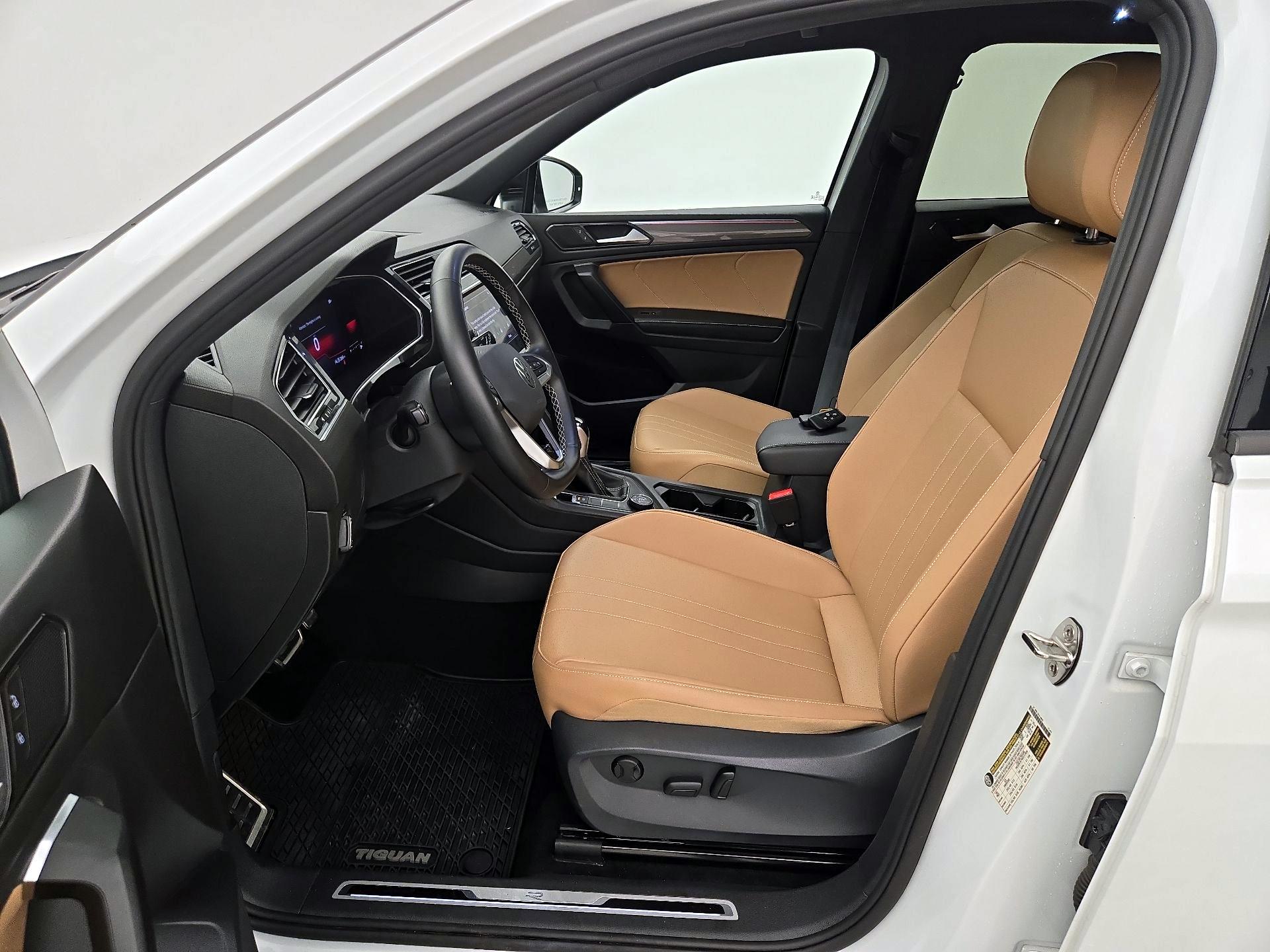 Thumbnail: 2023 Volkswagen Tiguan - 11