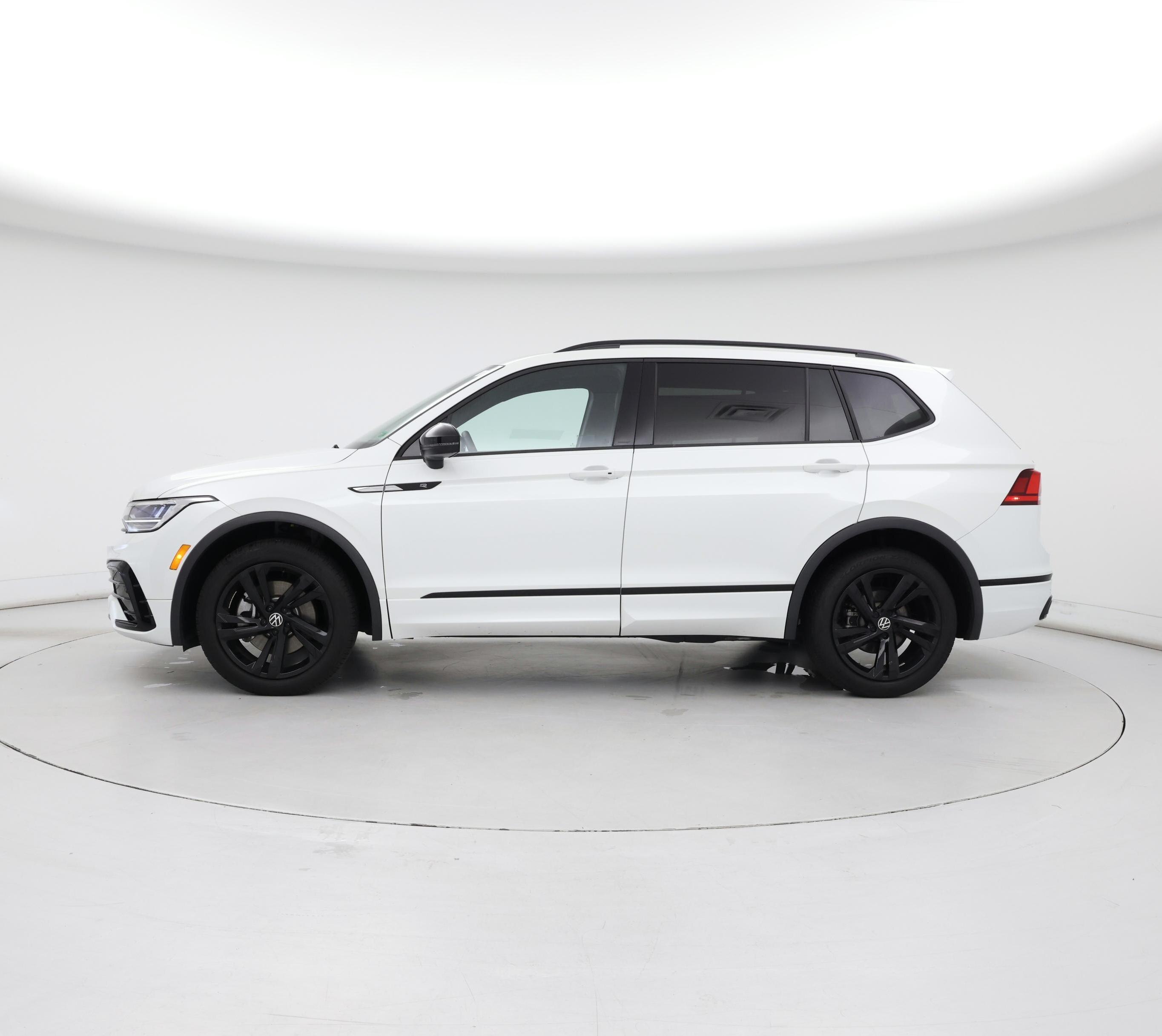 Thumbnail: 2023 Volkswagen Tiguan - 3