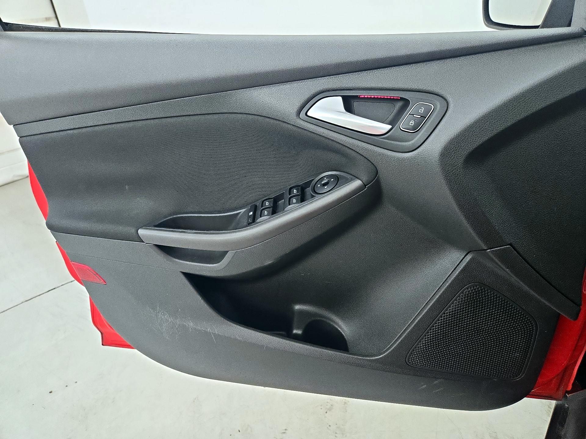 Thumbnail: 2015 Ford Focus - 12