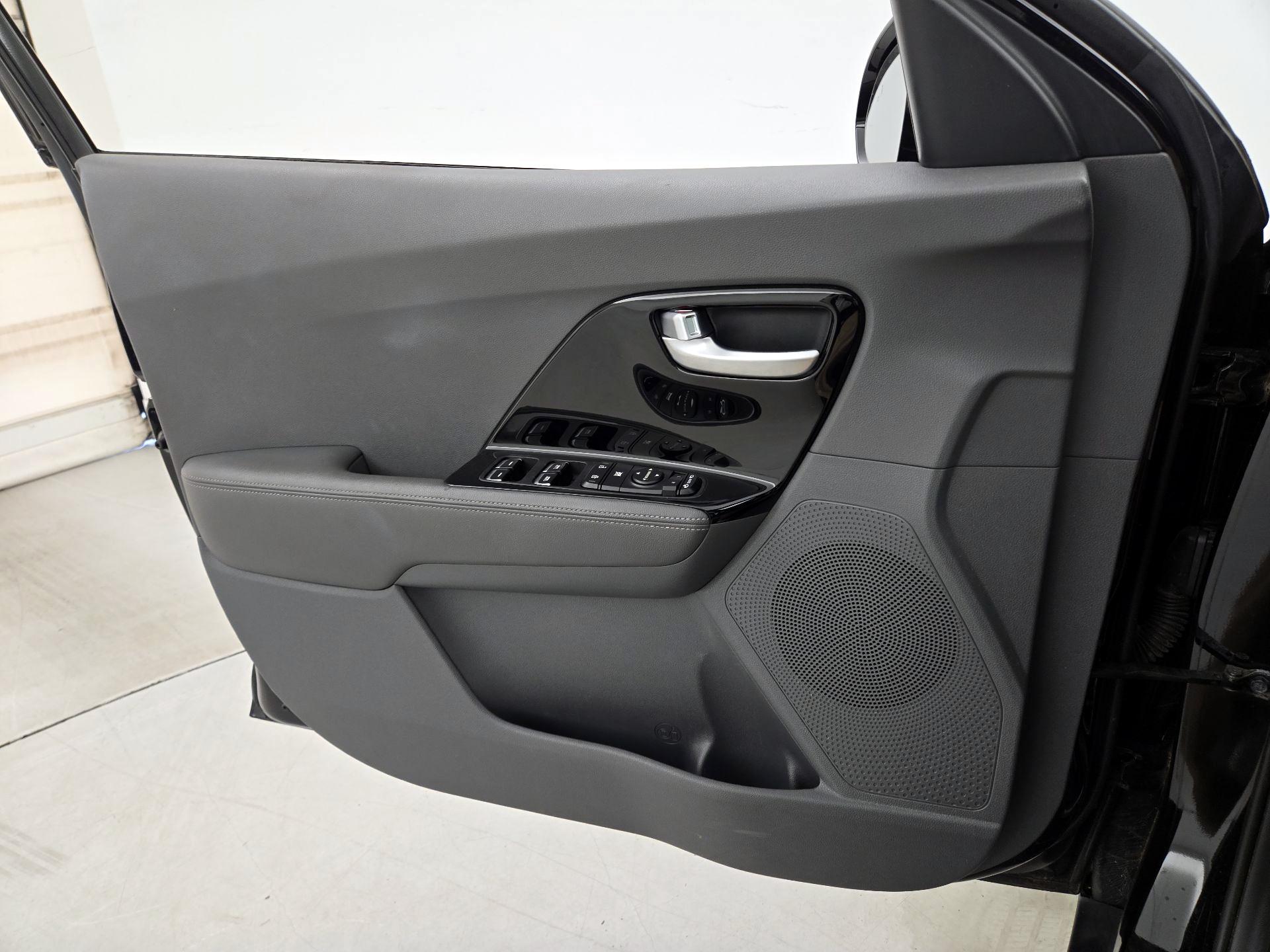 Thumbnail: 2017 Kia Niro - 12