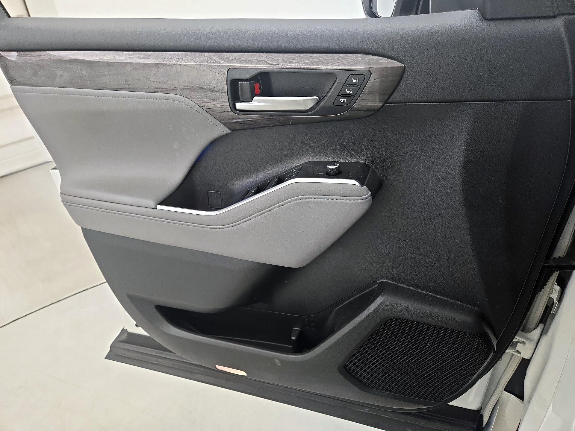 Thumbnail: 2020 Toyota Highlander - 12