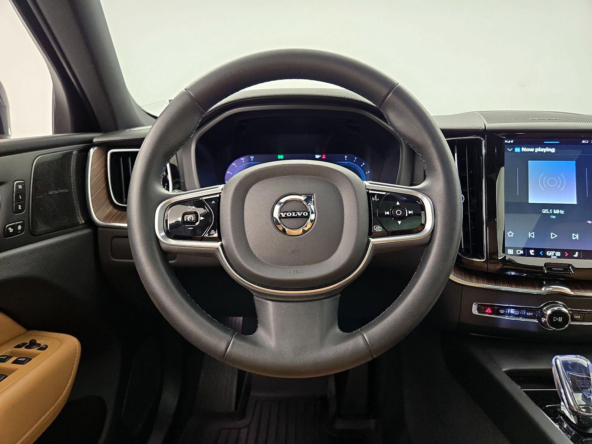 Thumbnail: 2023 Volvo XC60 - 10