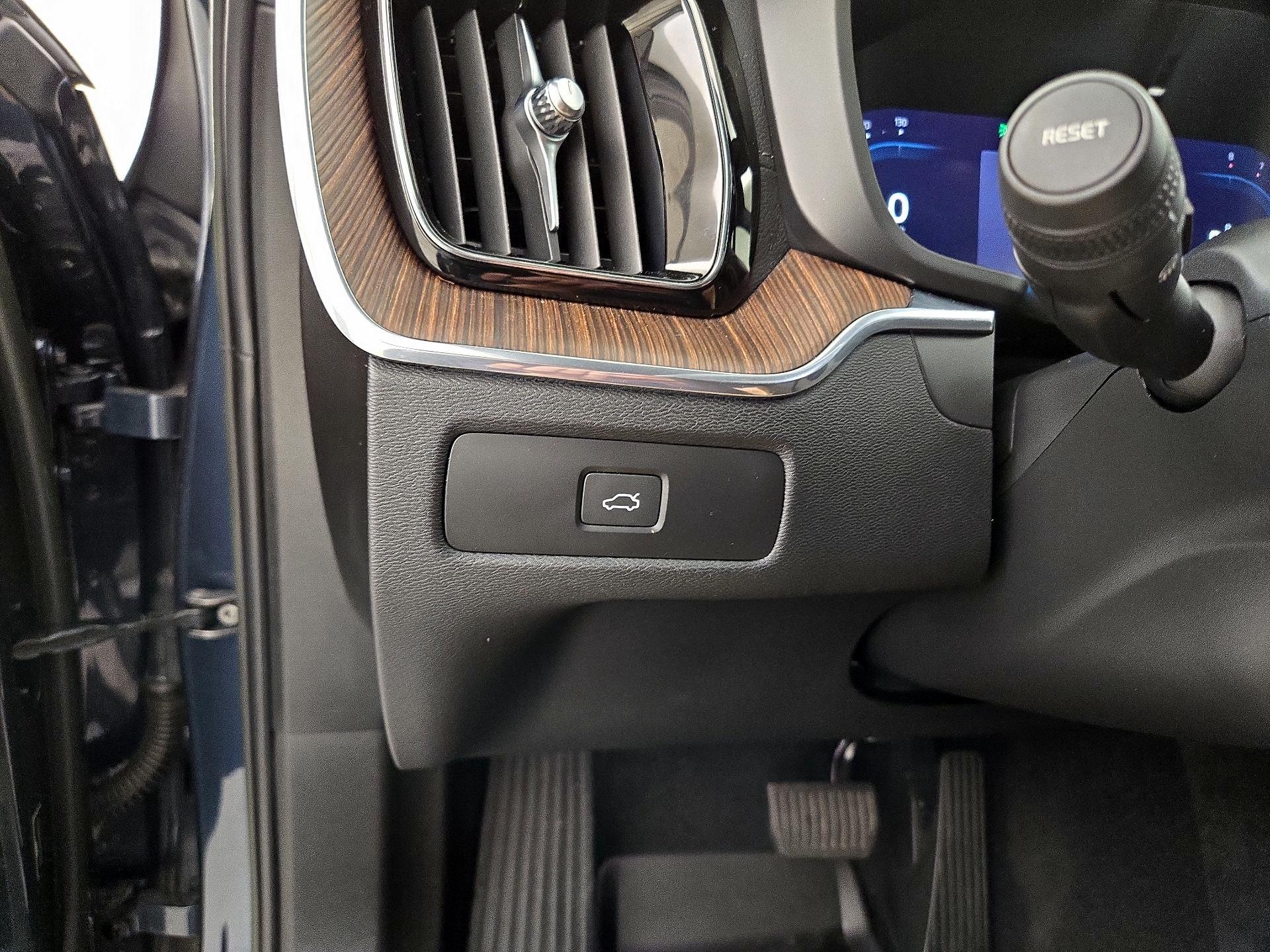 Thumbnail: 2023 Volvo XC60 - 13