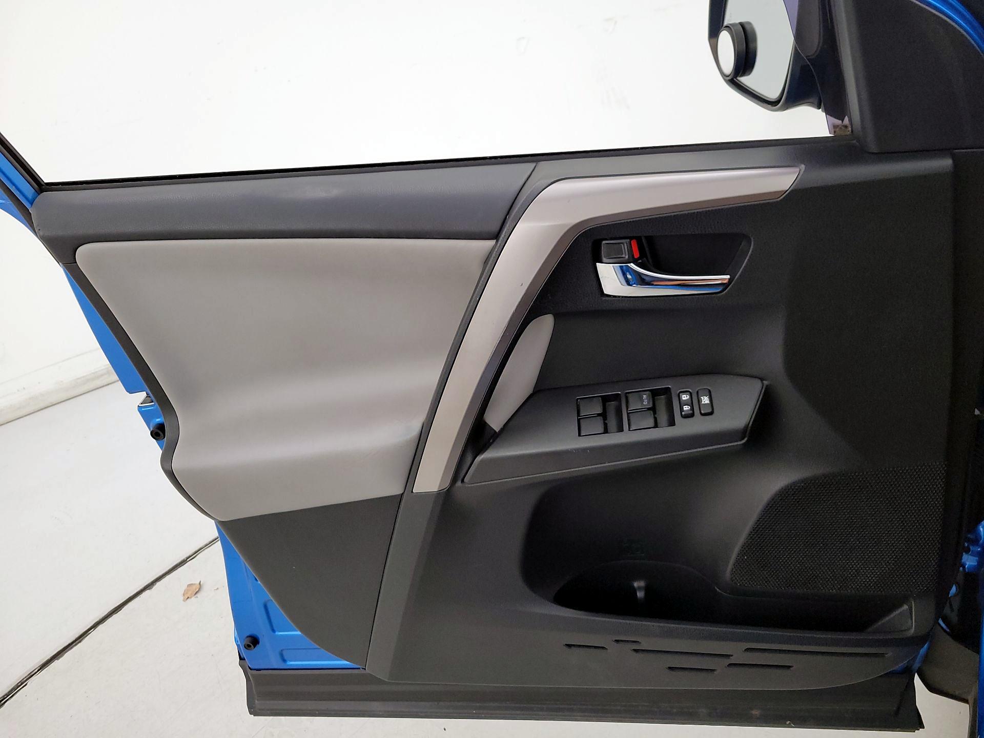 Thumbnail: 2018 Toyota RAV4 - 12
