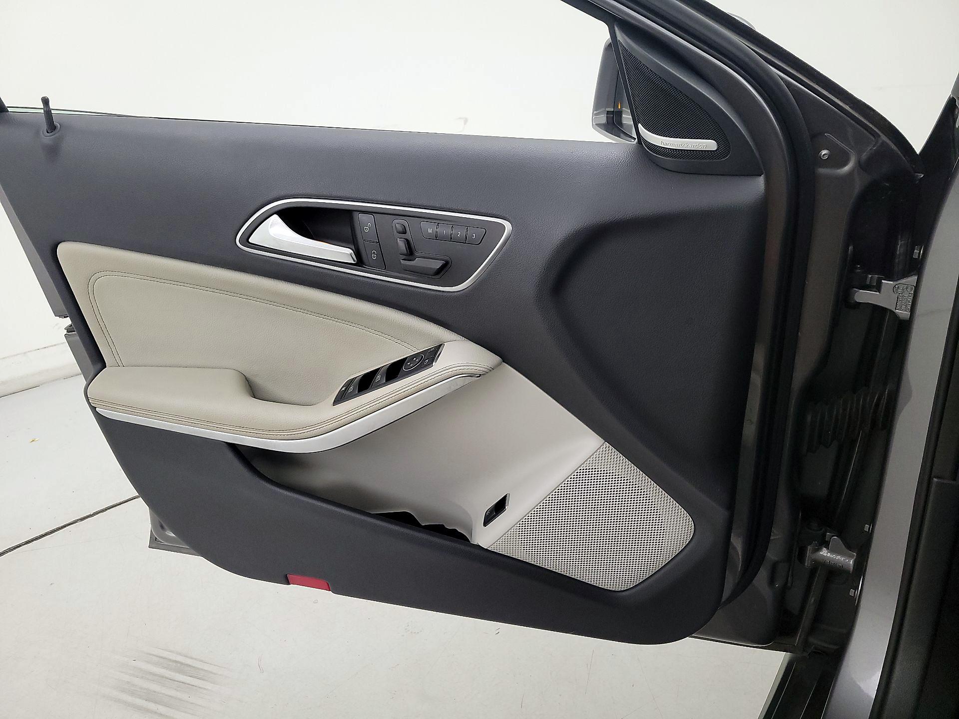 Thumbnail: 2016 Mercedes-Benz GLA - 12