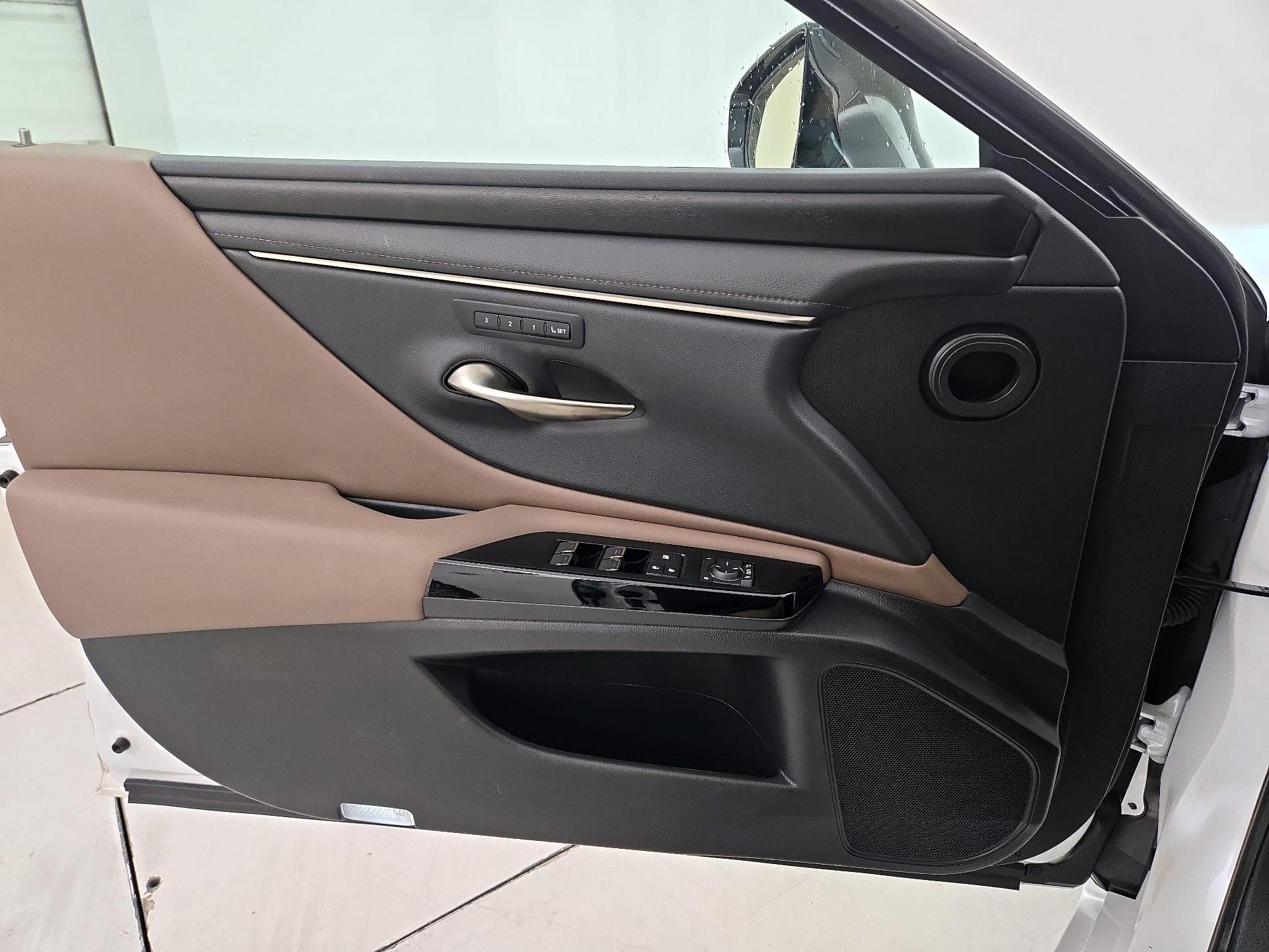 Thumbnail: 2022 Lexus ES - 12