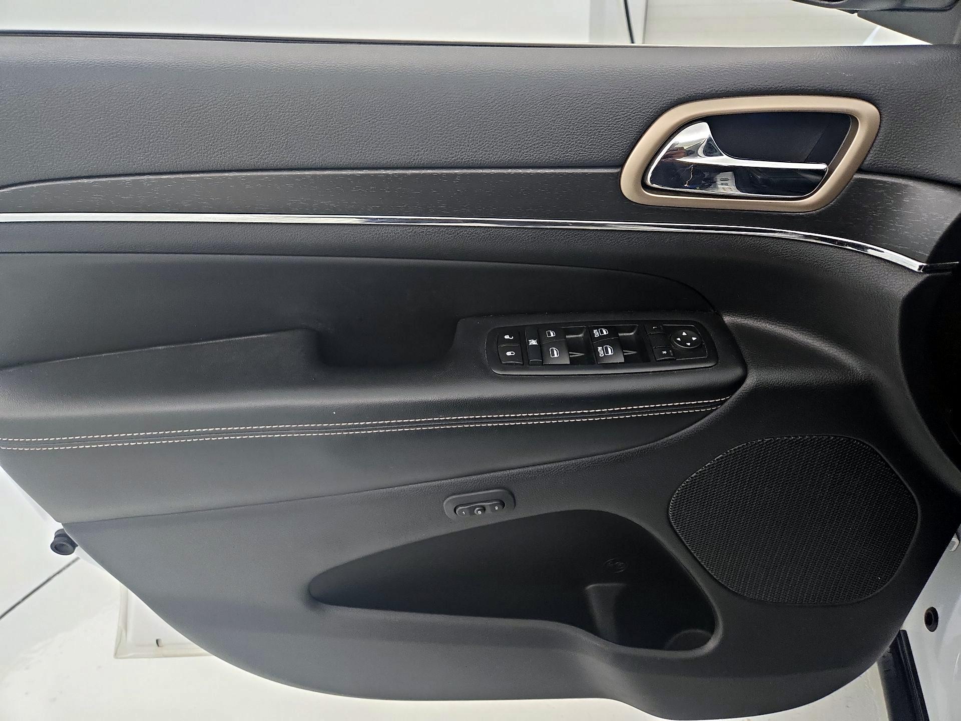 Thumbnail: 2017 Jeep Grand Cherokee - 12