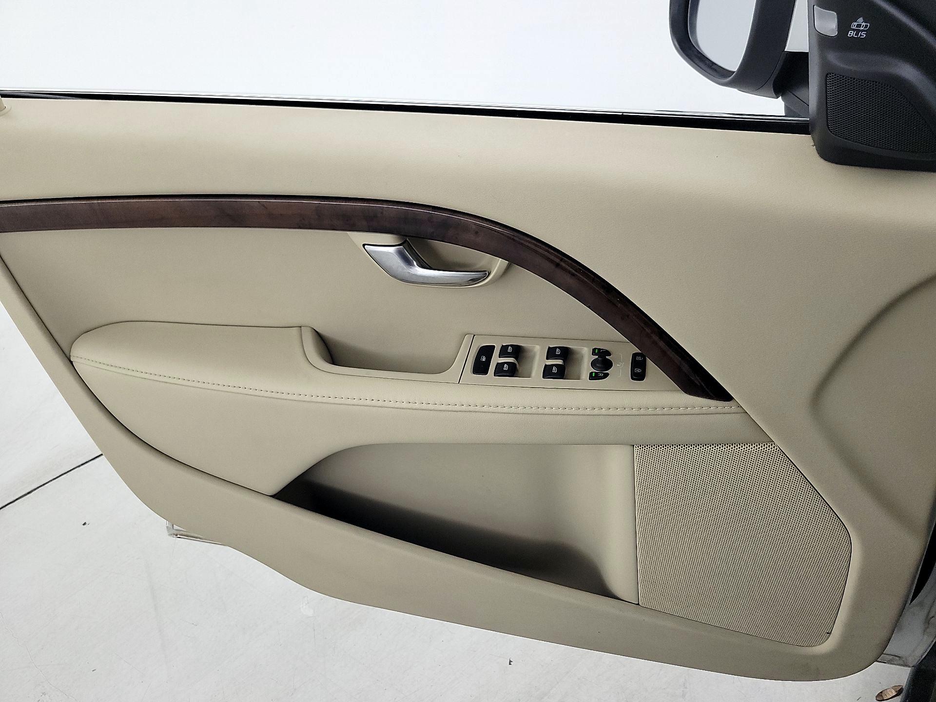 Thumbnail: 2015 Volvo XC70 - 12