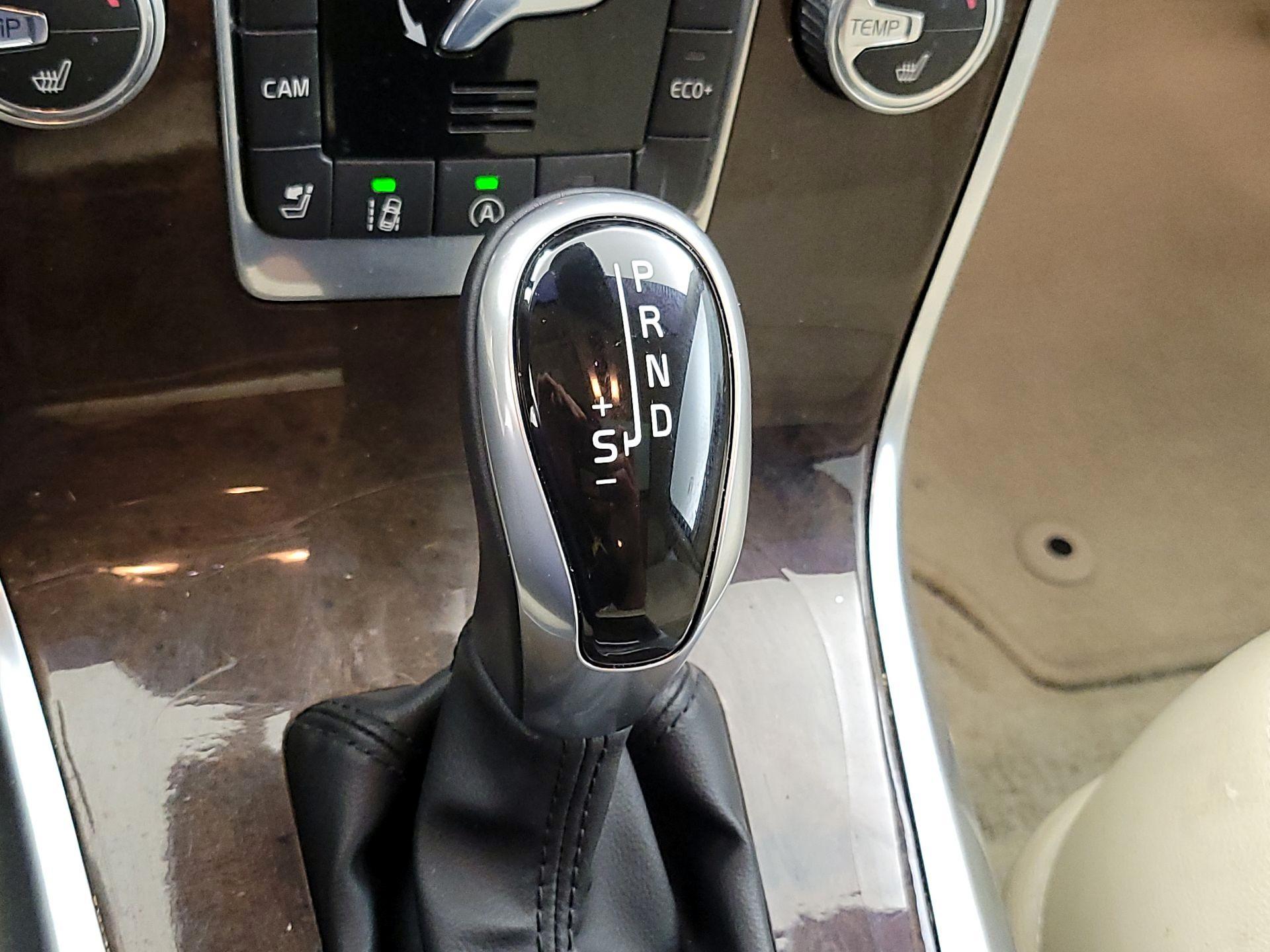Thumbnail: 2015 Volvo XC70 - 16