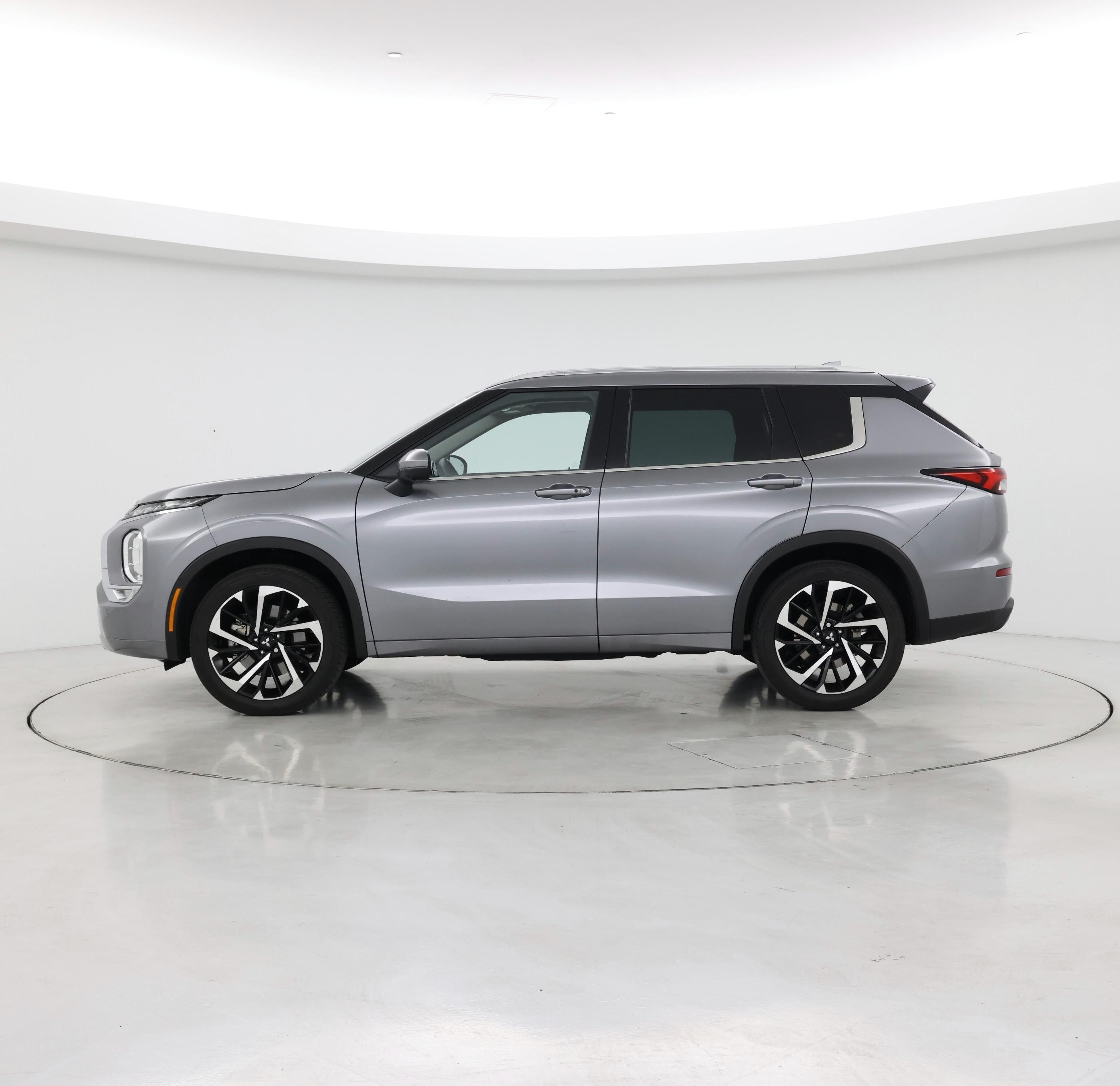 Thumbnail: 2022 Mitsubishi Outlander - 3