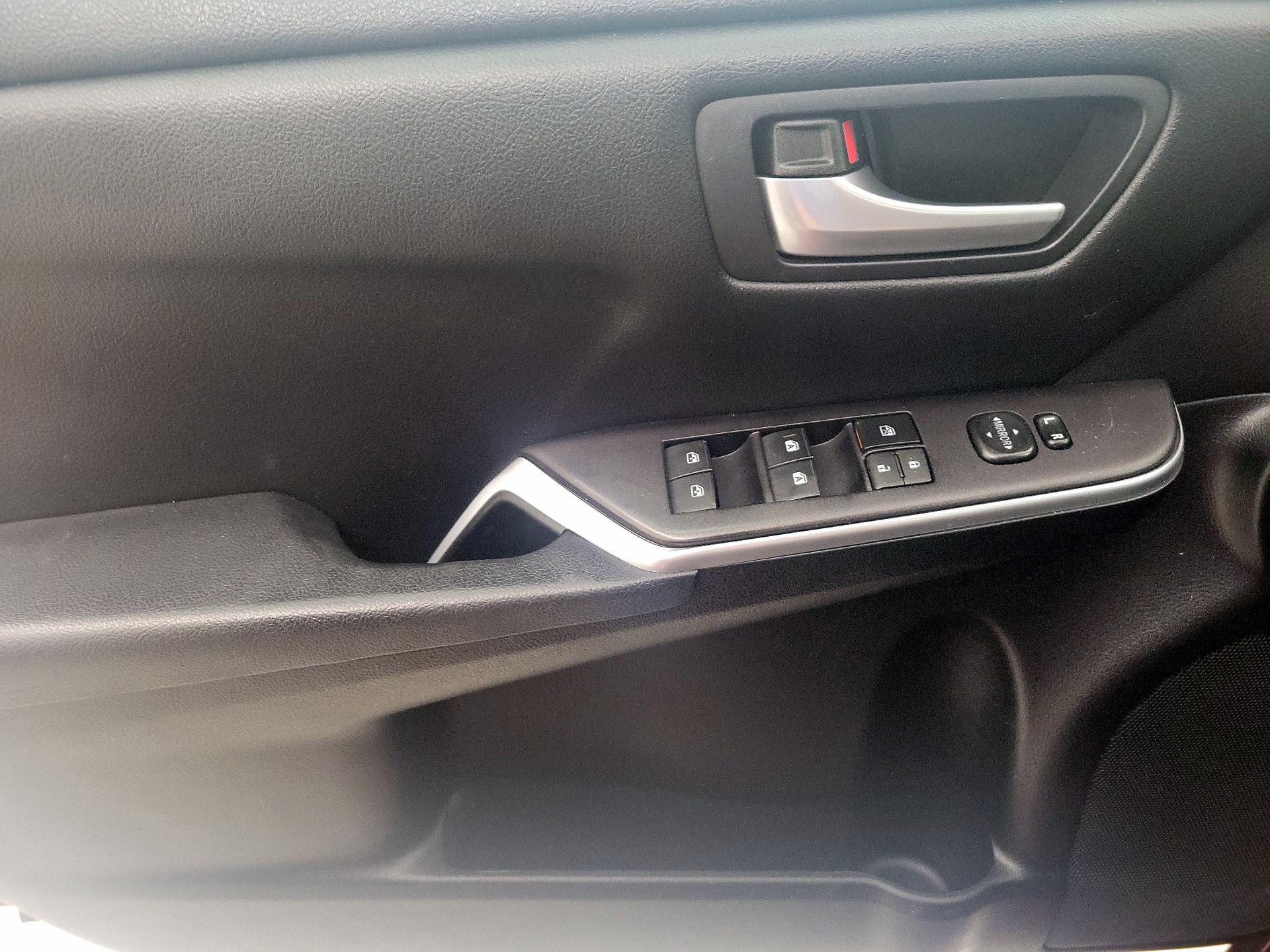 Thumbnail: 2016 Toyota Camry - 12