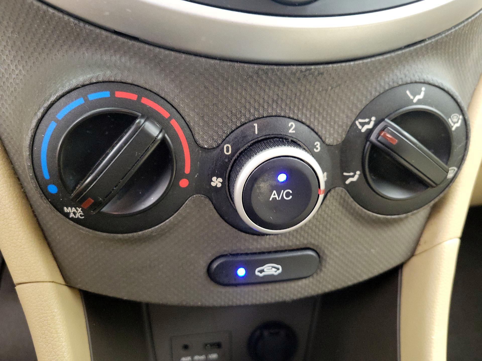 Thumbnail: 2013 Hyundai Accent - 15