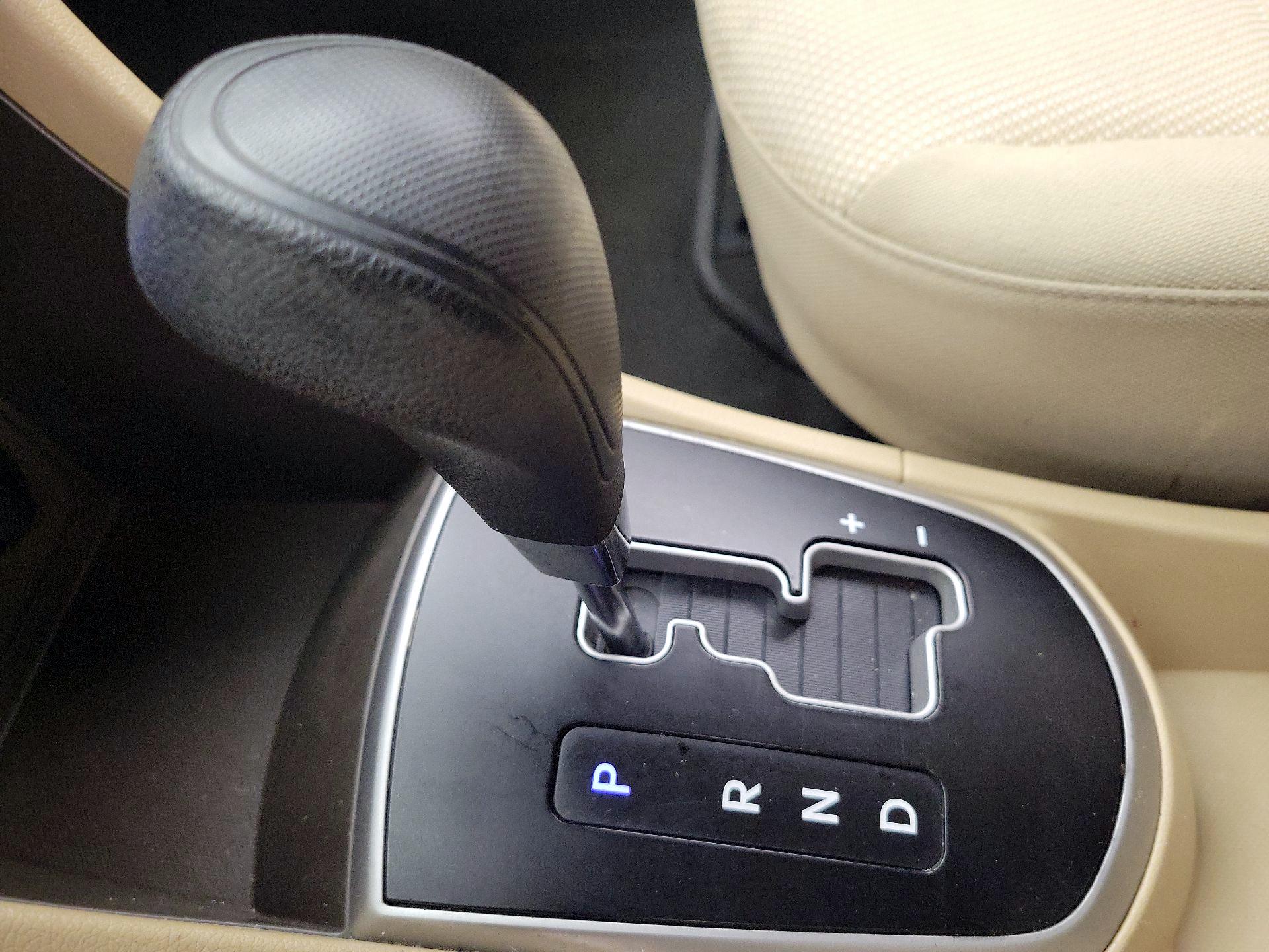 Thumbnail: 2013 Hyundai Accent - 16