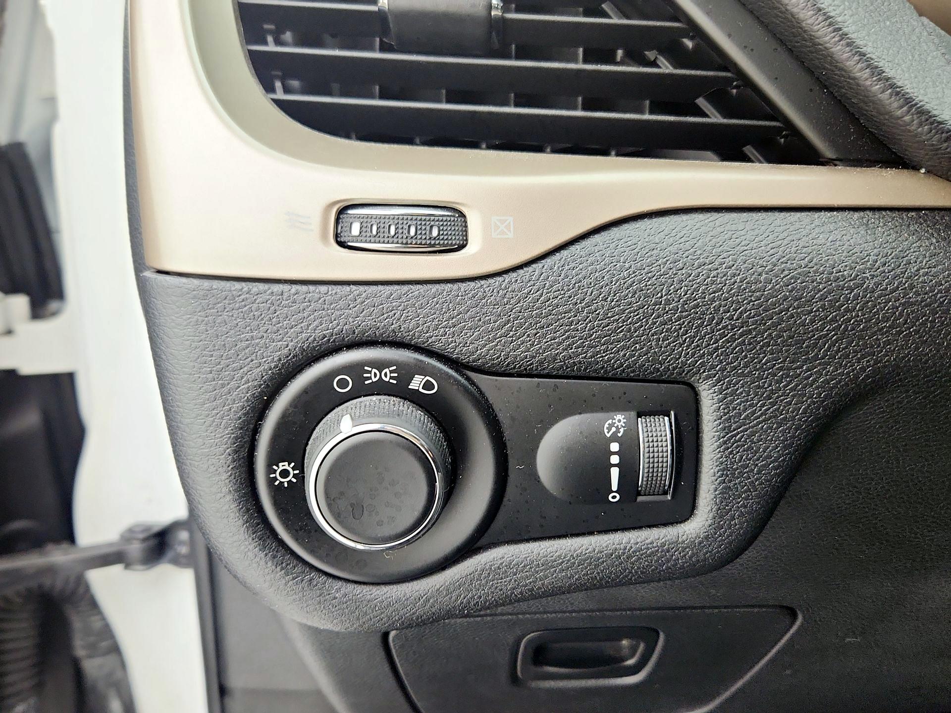 Thumbnail: 2016 Jeep Cherokee - 13
