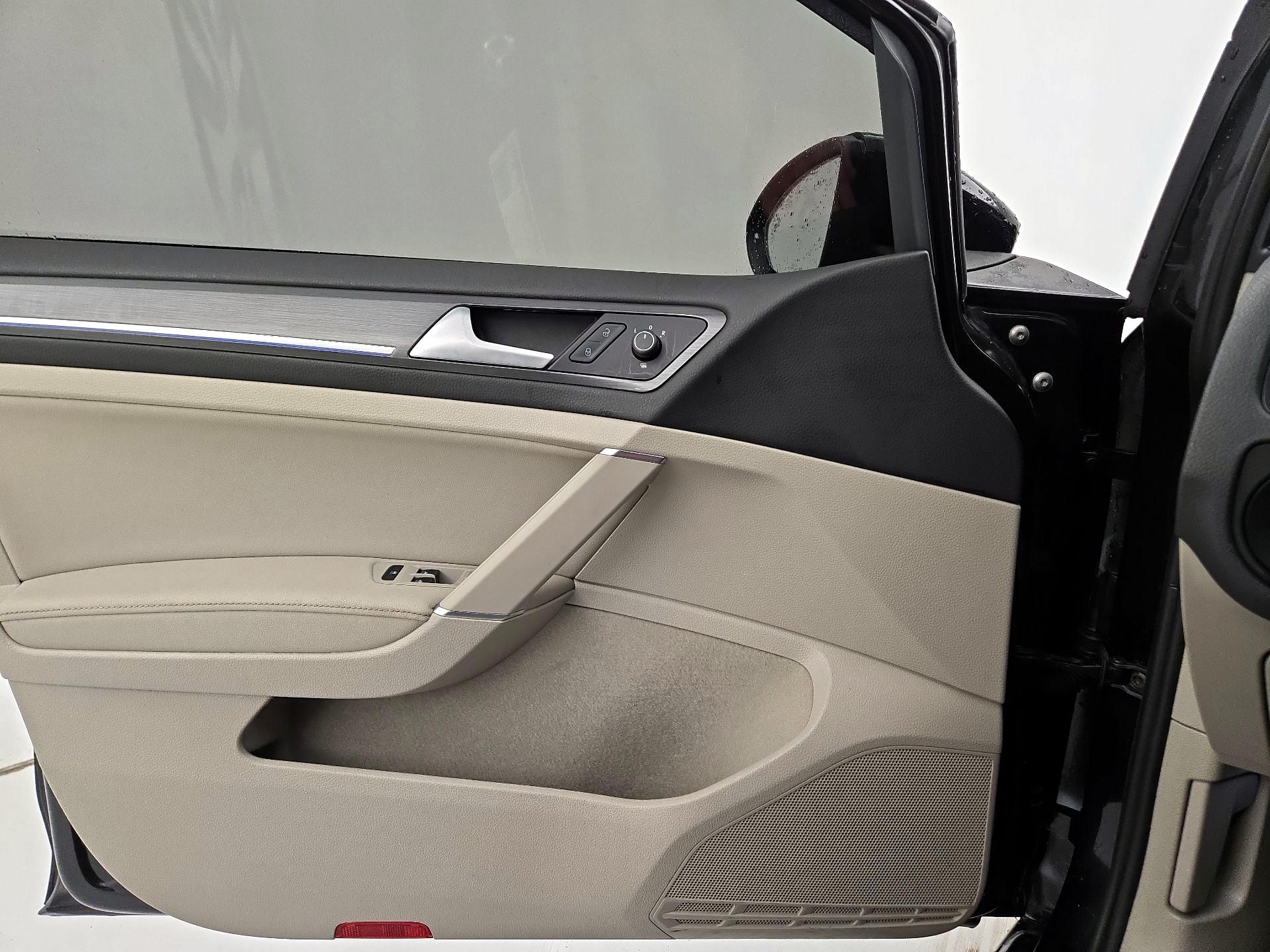 Thumbnail: 2019 Volkswagen e-Golf - 12
