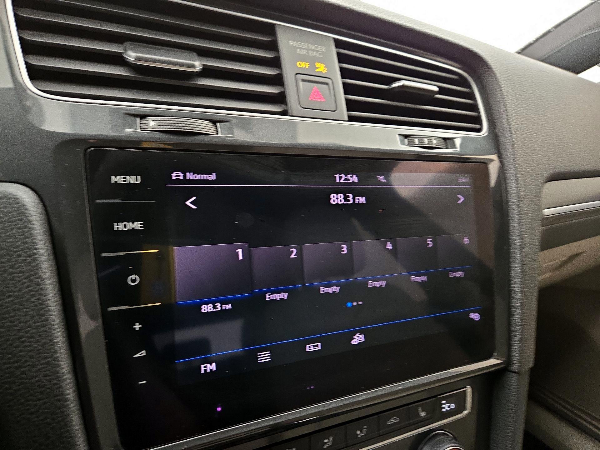 Thumbnail: 2019 Volkswagen e-Golf - 16
