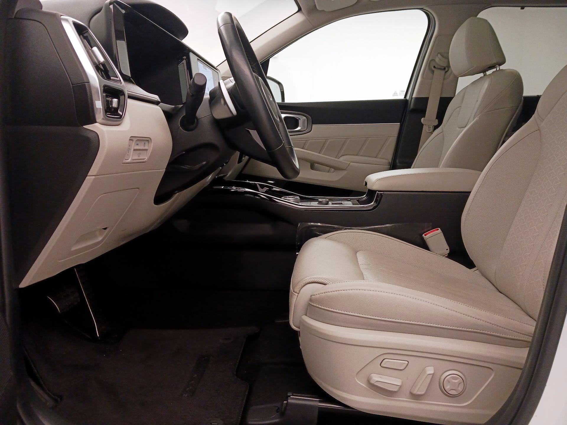 Thumbnail: 2023 Kia Sorento - 11