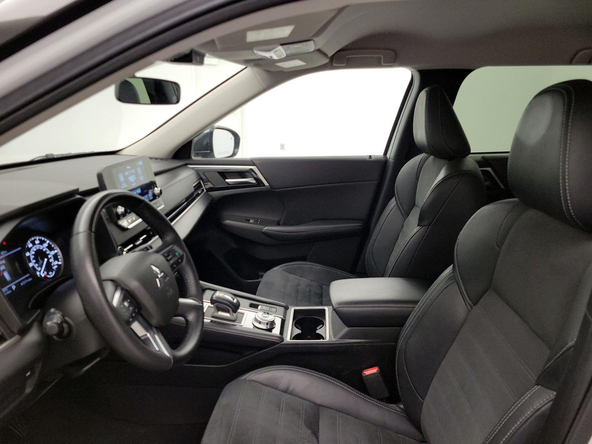 Thumbnail: 2023 Mitsubishi Outlander - 11