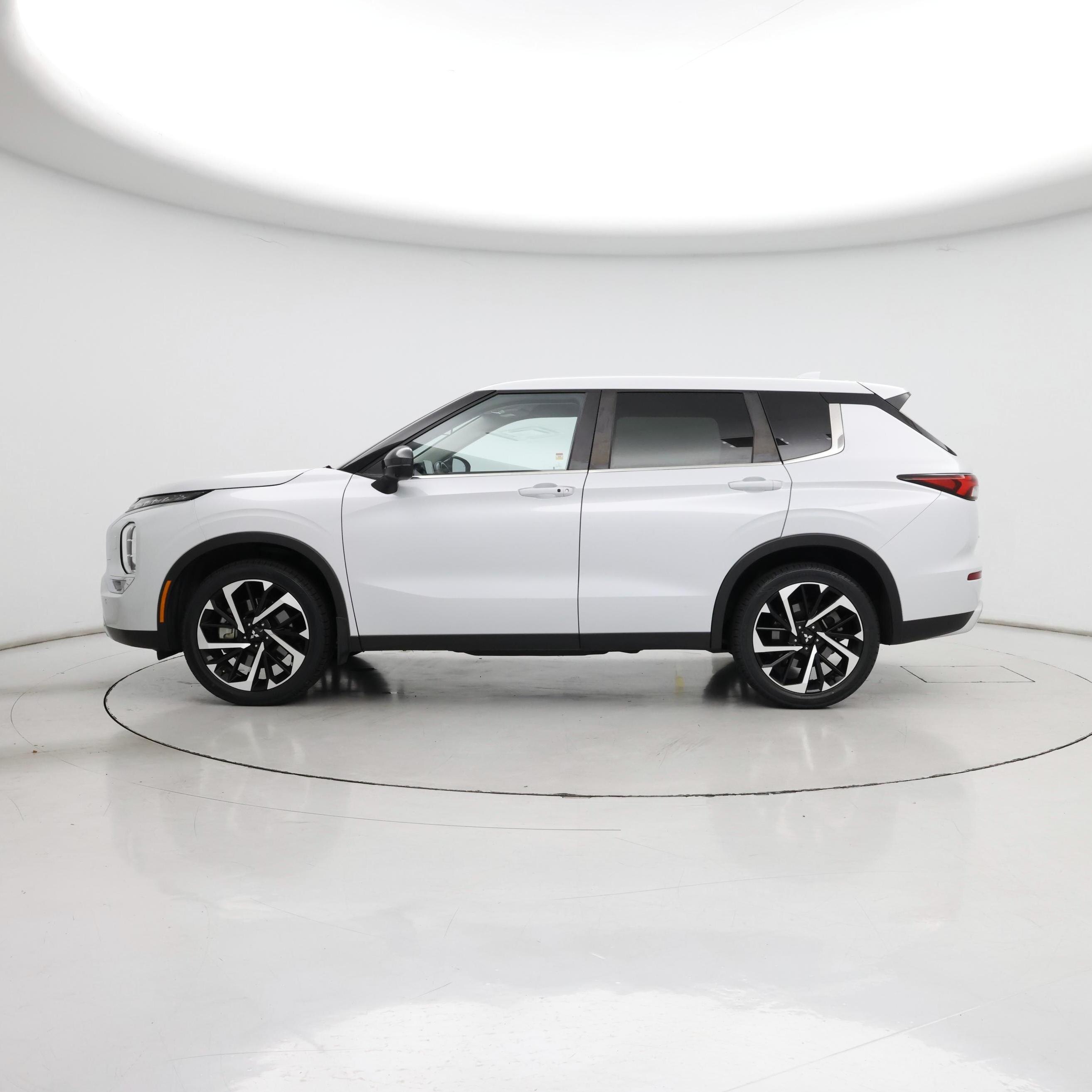 Thumbnail: 2023 Mitsubishi Outlander - 3