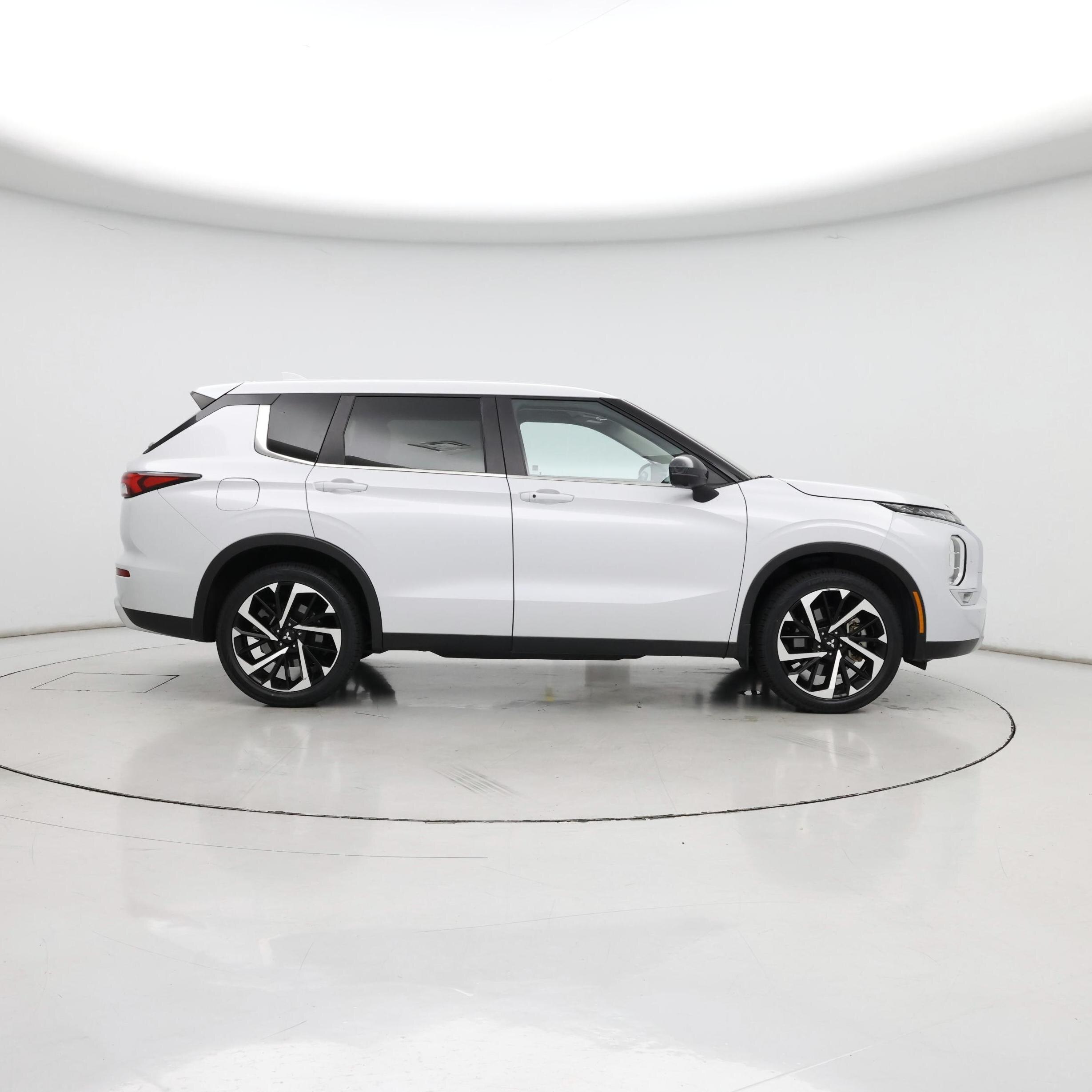 Thumbnail: 2023 Mitsubishi Outlander - 7