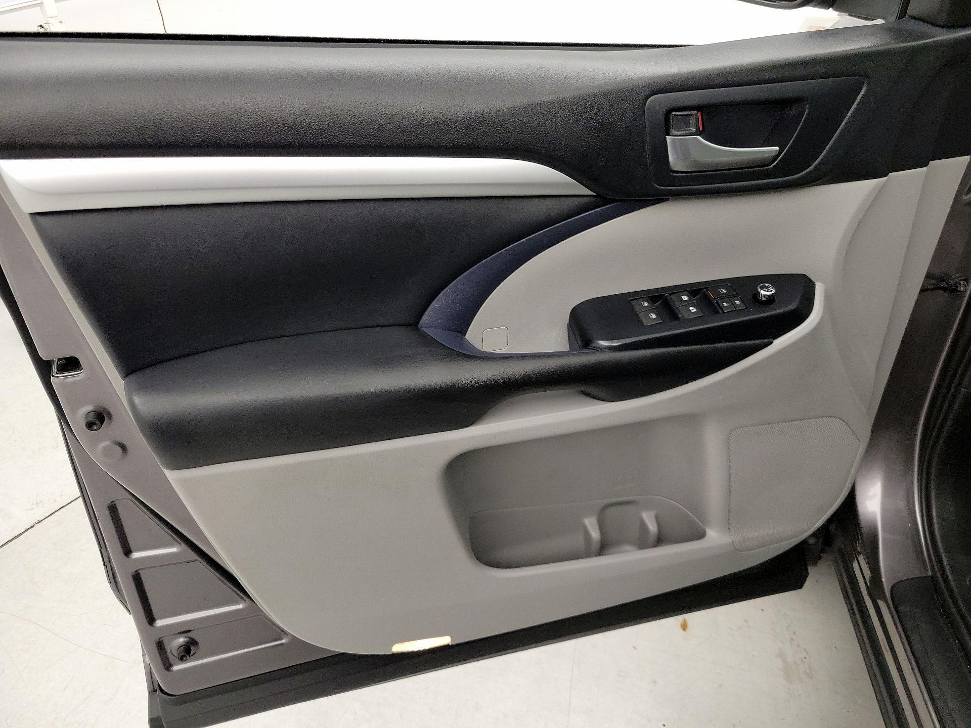 Thumbnail: 2019 Toyota Highlander - 12