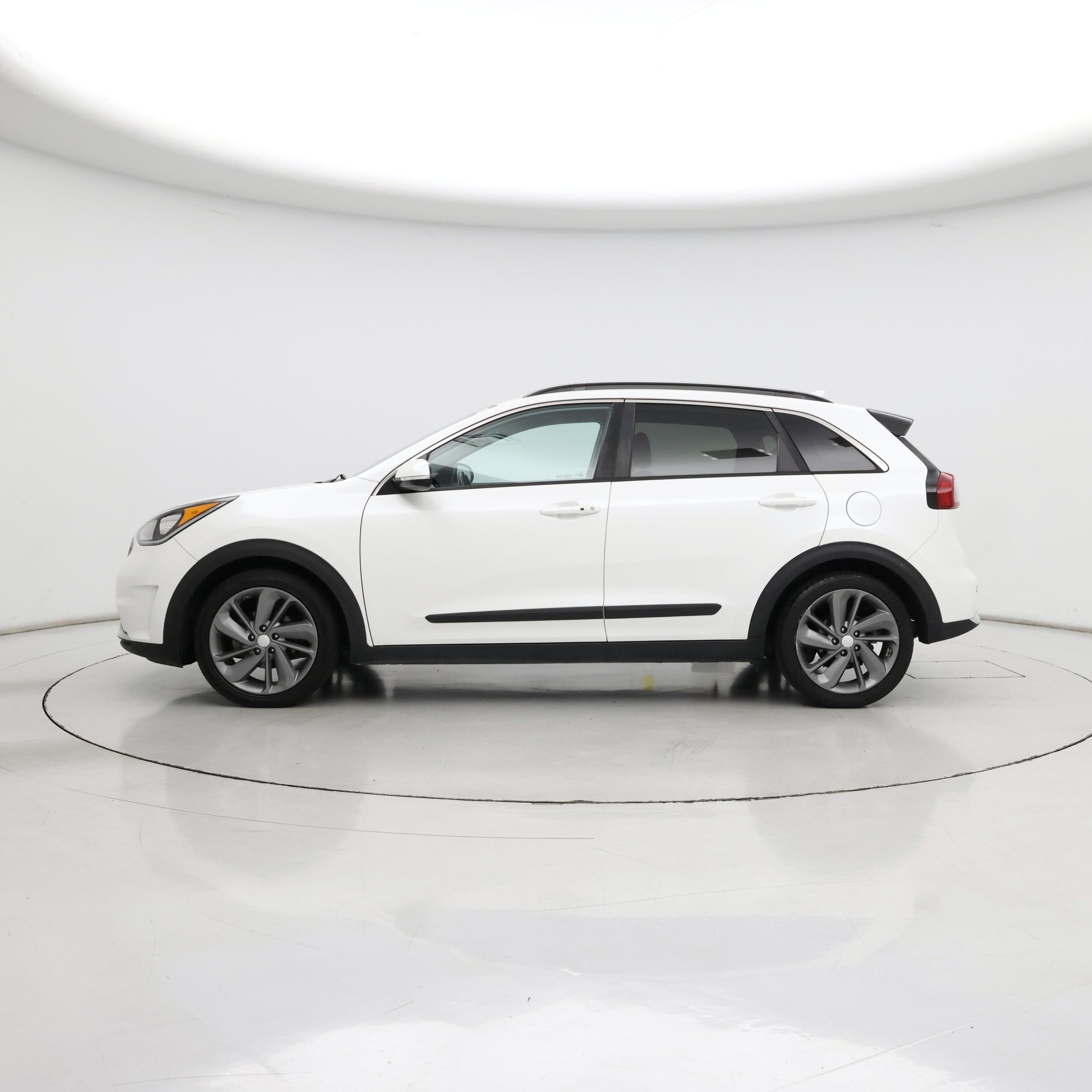 Thumbnail: 2017 Kia Niro - 3