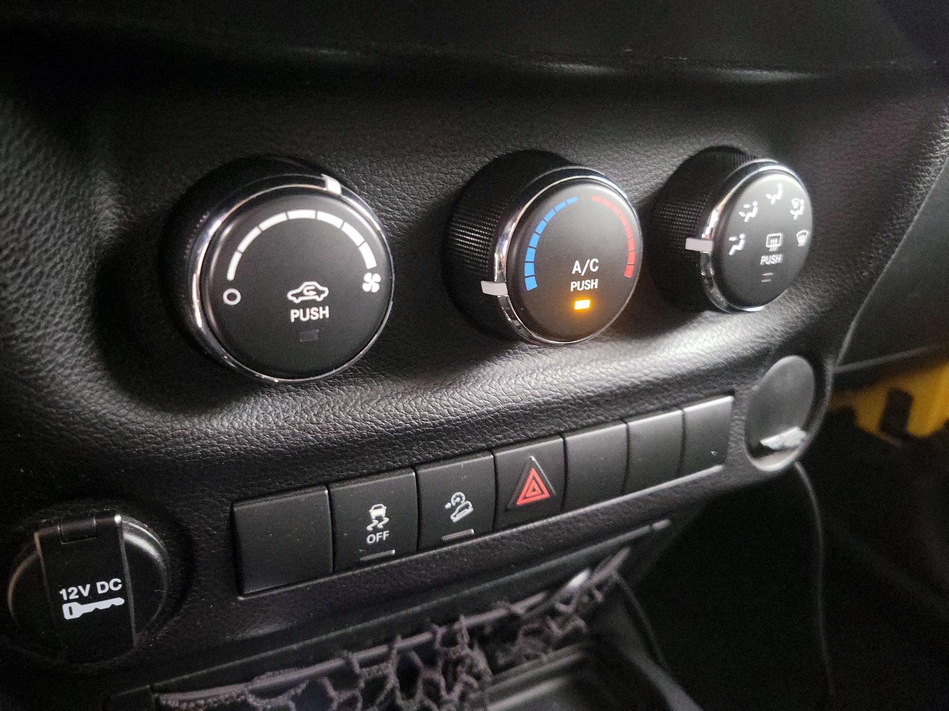 Thumbnail: 2015 Jeep Wrangler - 14