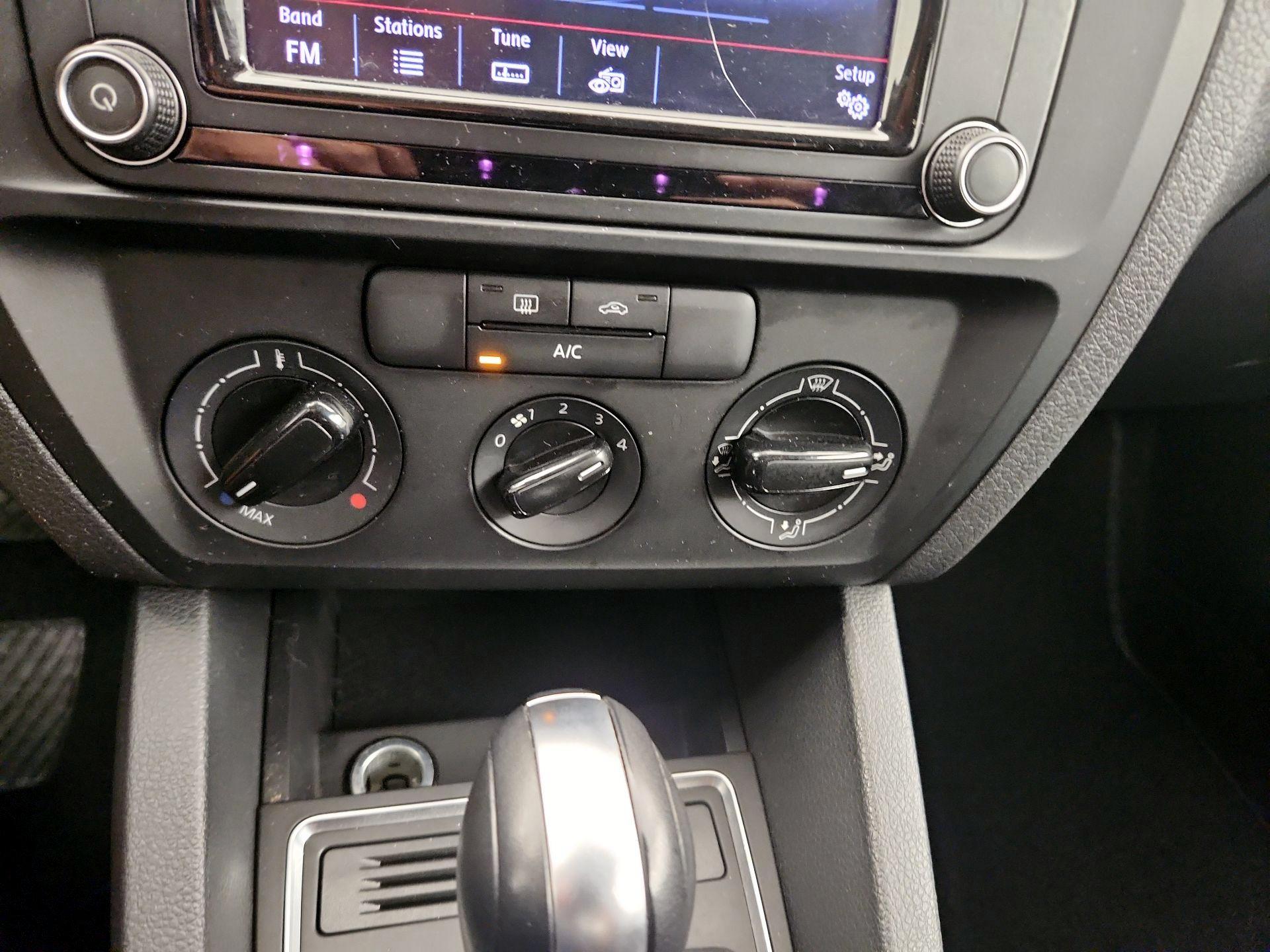 Thumbnail: 2016 Volkswagen Jetta - 16