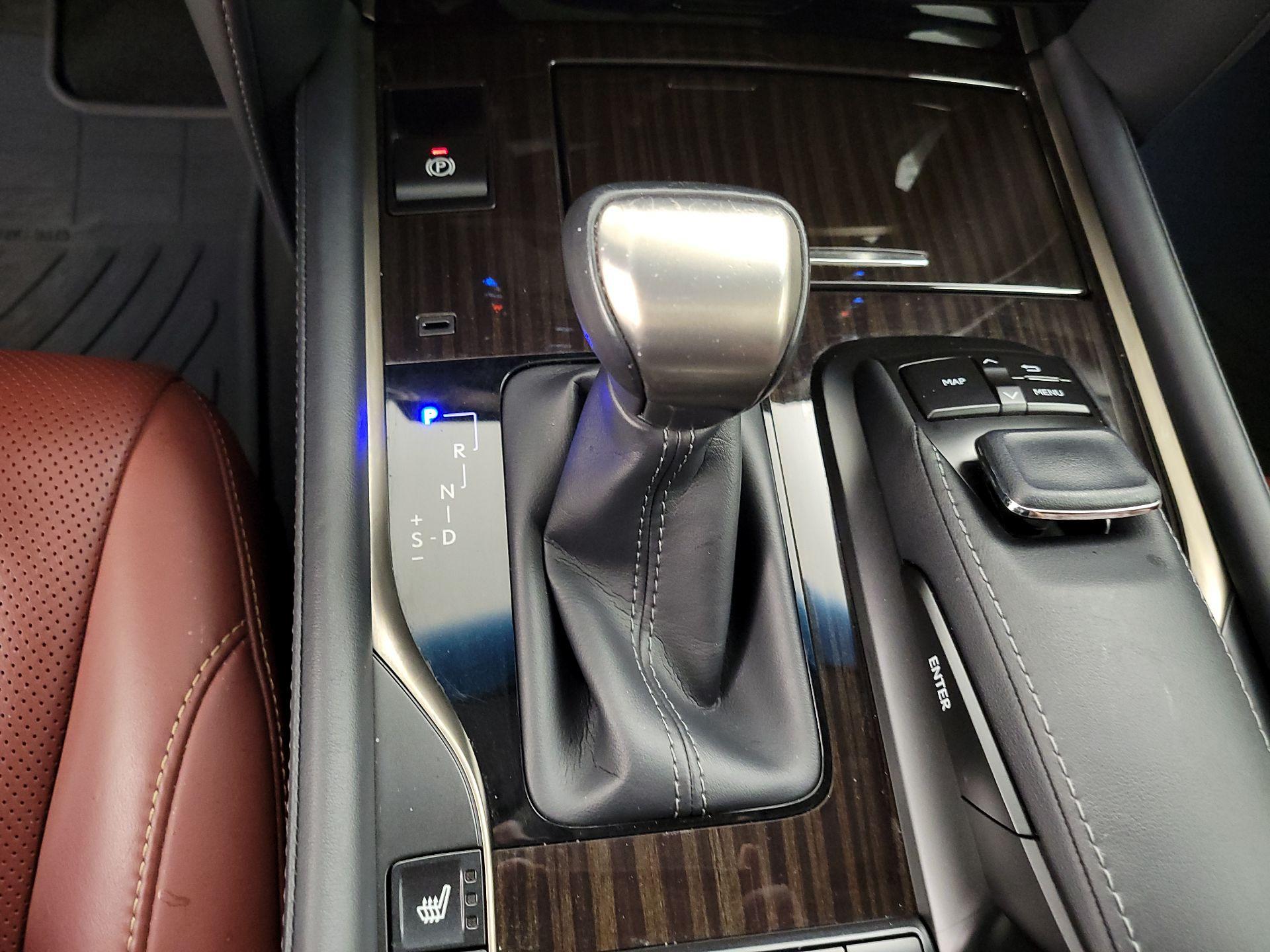 Thumbnail: 2020 Lexus LX - 16