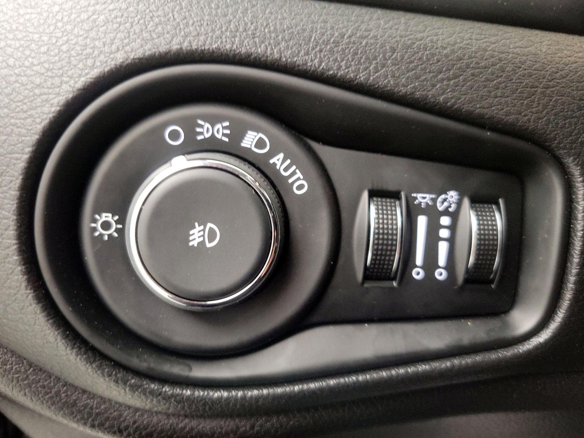 Thumbnail: 2015 Jeep Renegade - 13