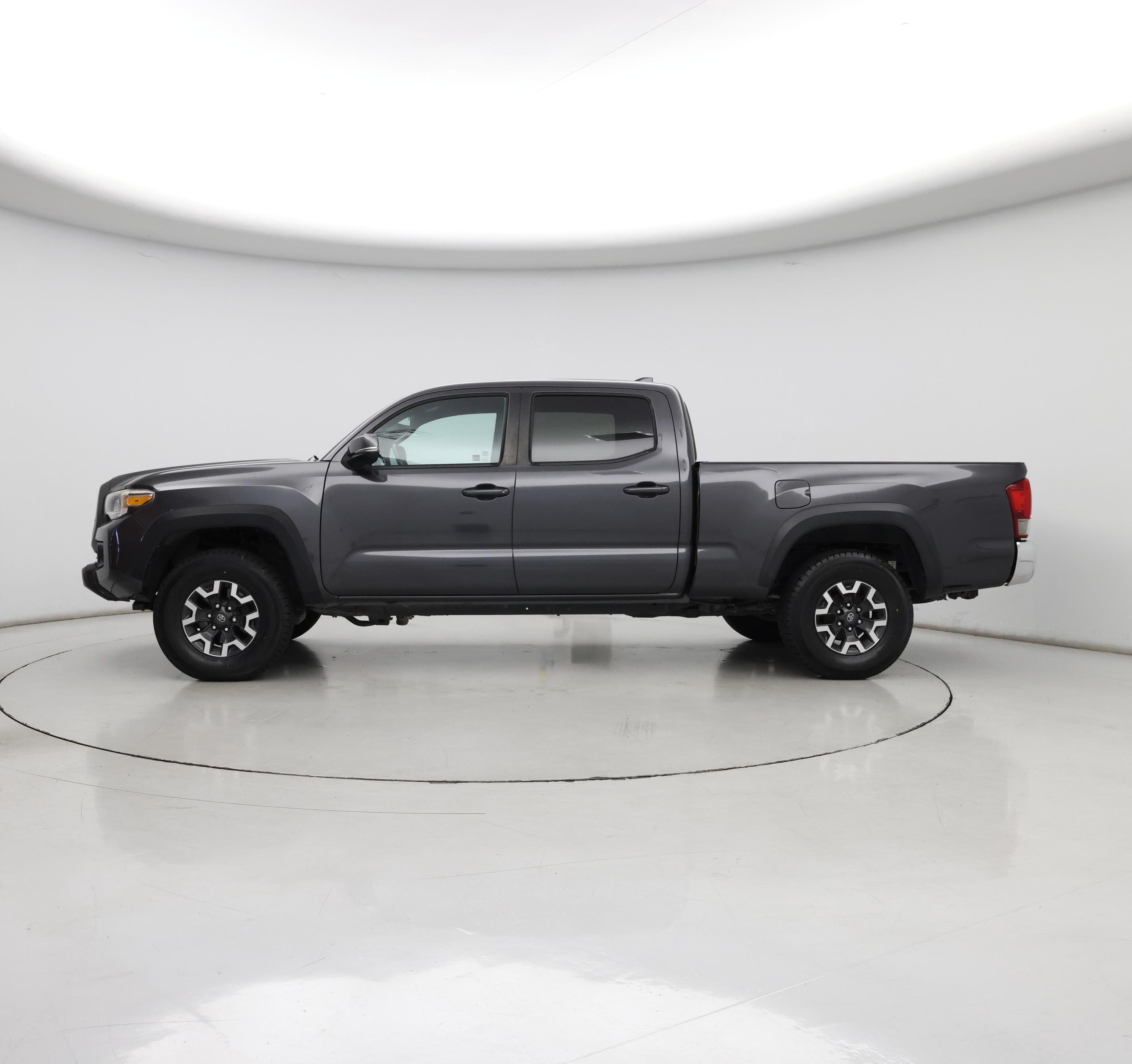 Thumbnail: 2017 Toyota Tacoma - 3