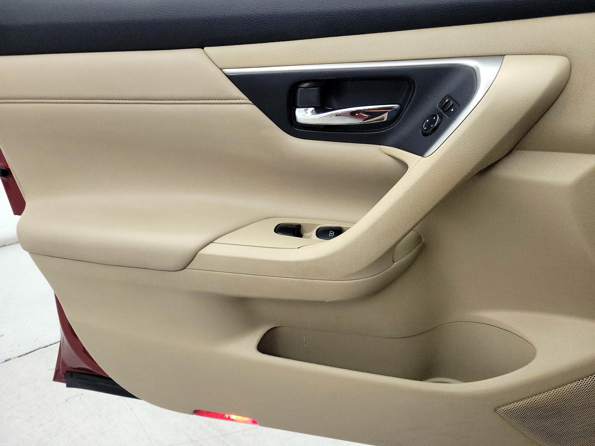 Thumbnail: 2015 Nissan Altima - 12