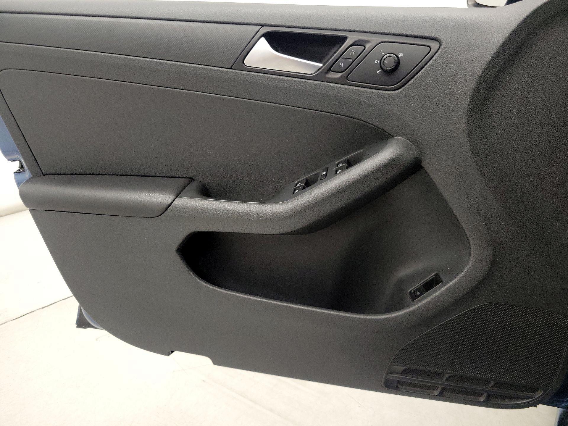 Thumbnail: 2016 Volkswagen Jetta - 12